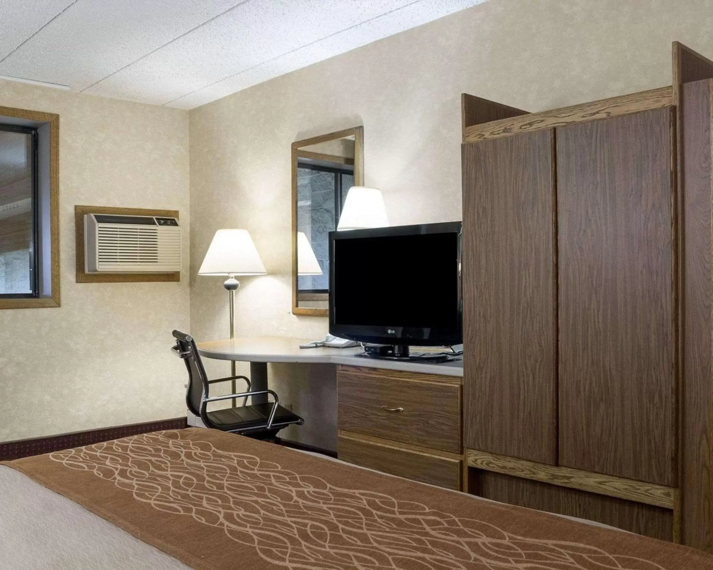 Photo of the whole room, TV/Entertainment Center in Quality Inn Bismarck