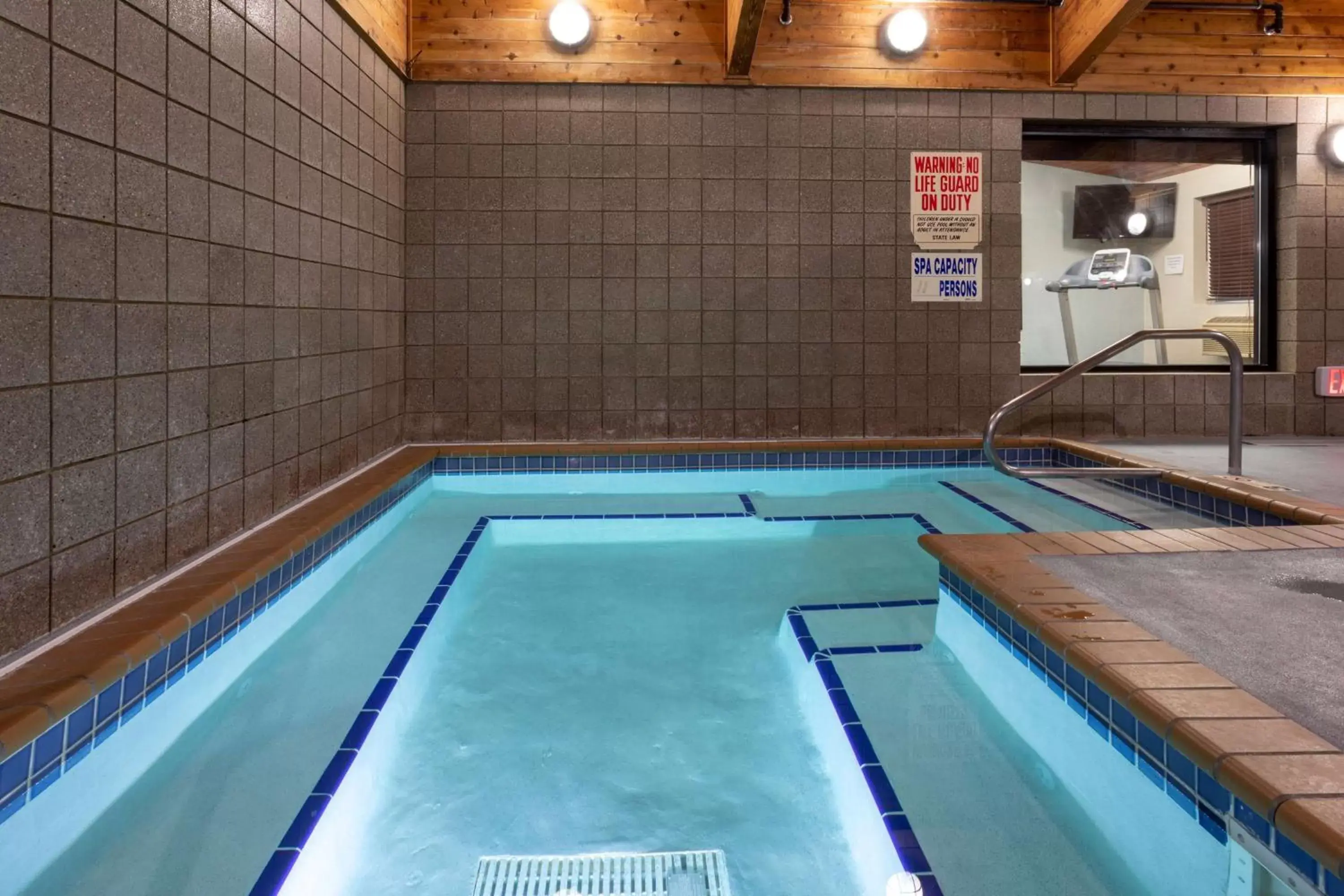 Hot Tub, Swimming Pool in AmericInn by Wyndham Fergus Falls Conference Center