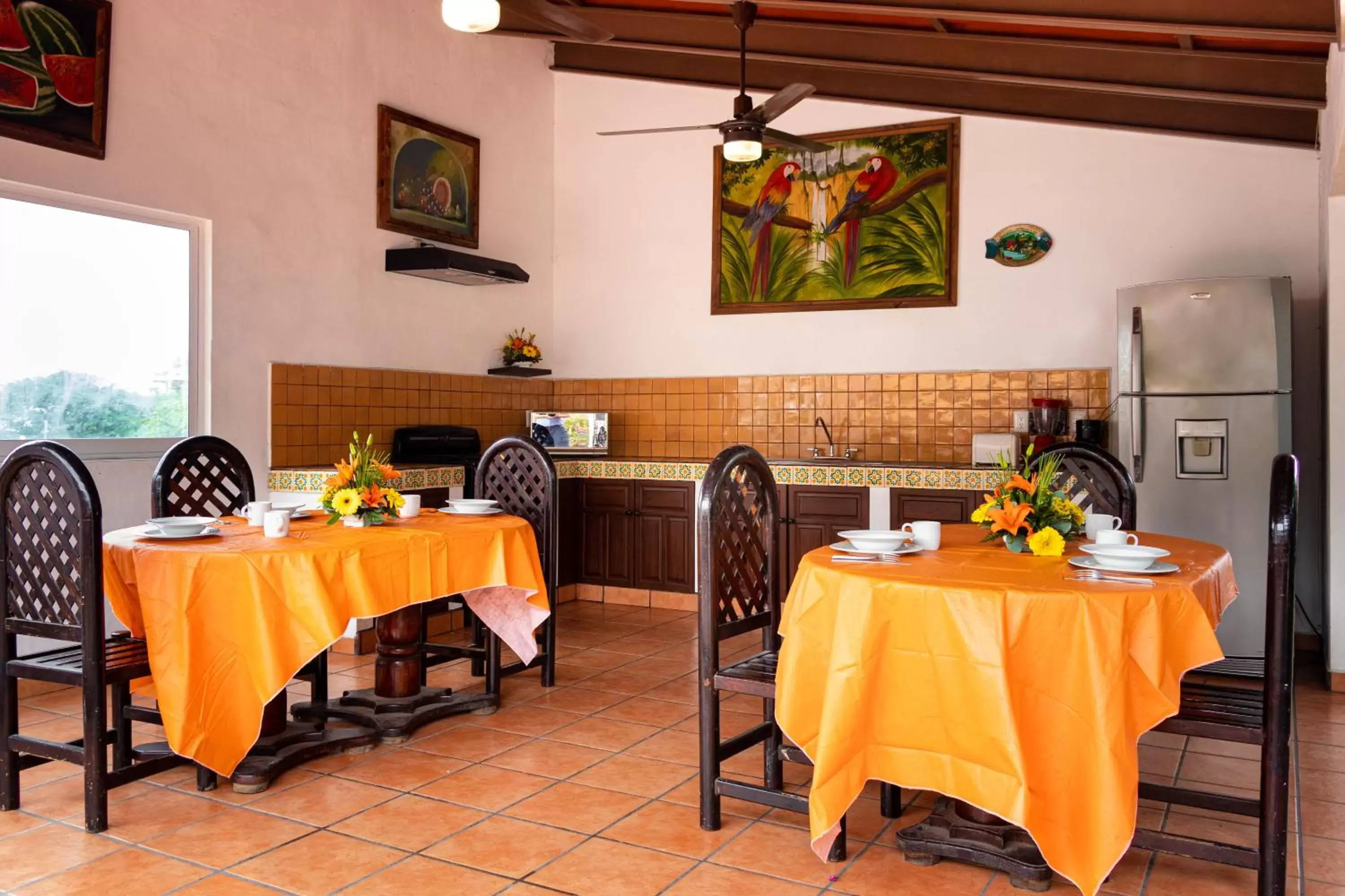 Communal kitchen, Restaurant/Places to Eat in Hotel Posada De Roger