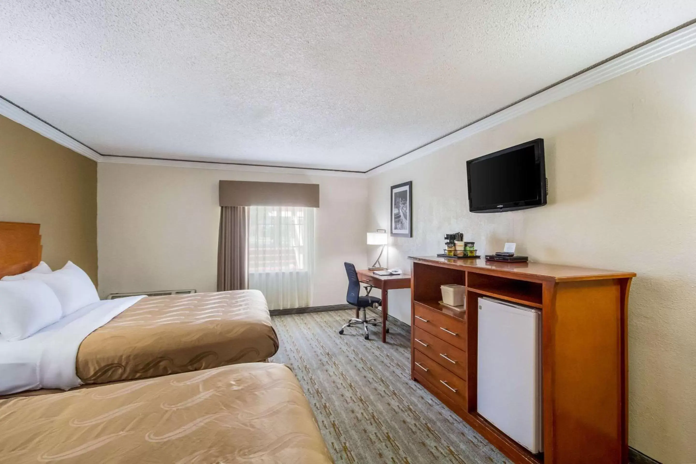 Photo of the whole room, Bed in Quality Inn & Suites Kansas City - Independence I-70 East