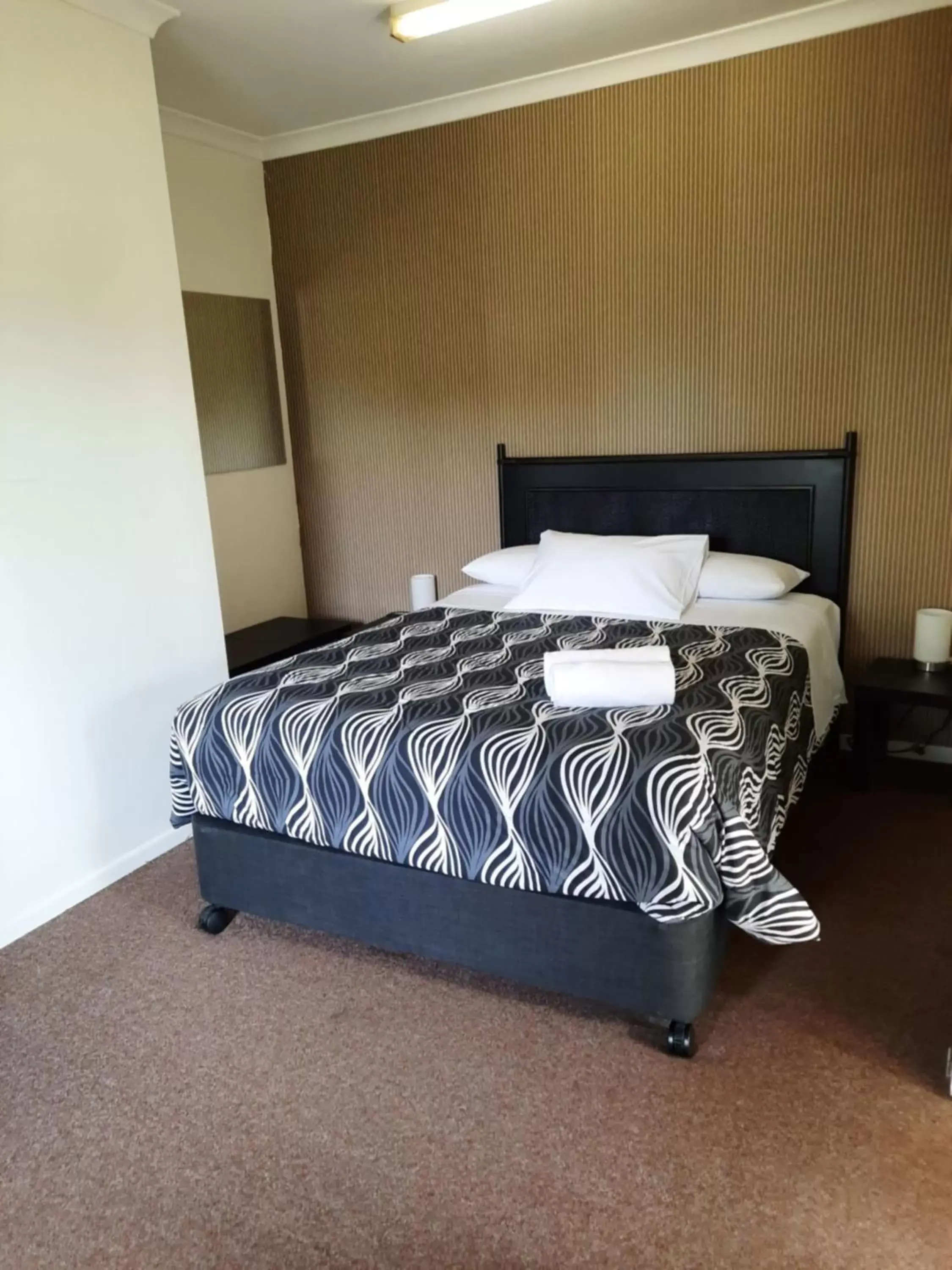 Queen Studio in Flying Spur Motel Queen Studio in Flying Spur Motel