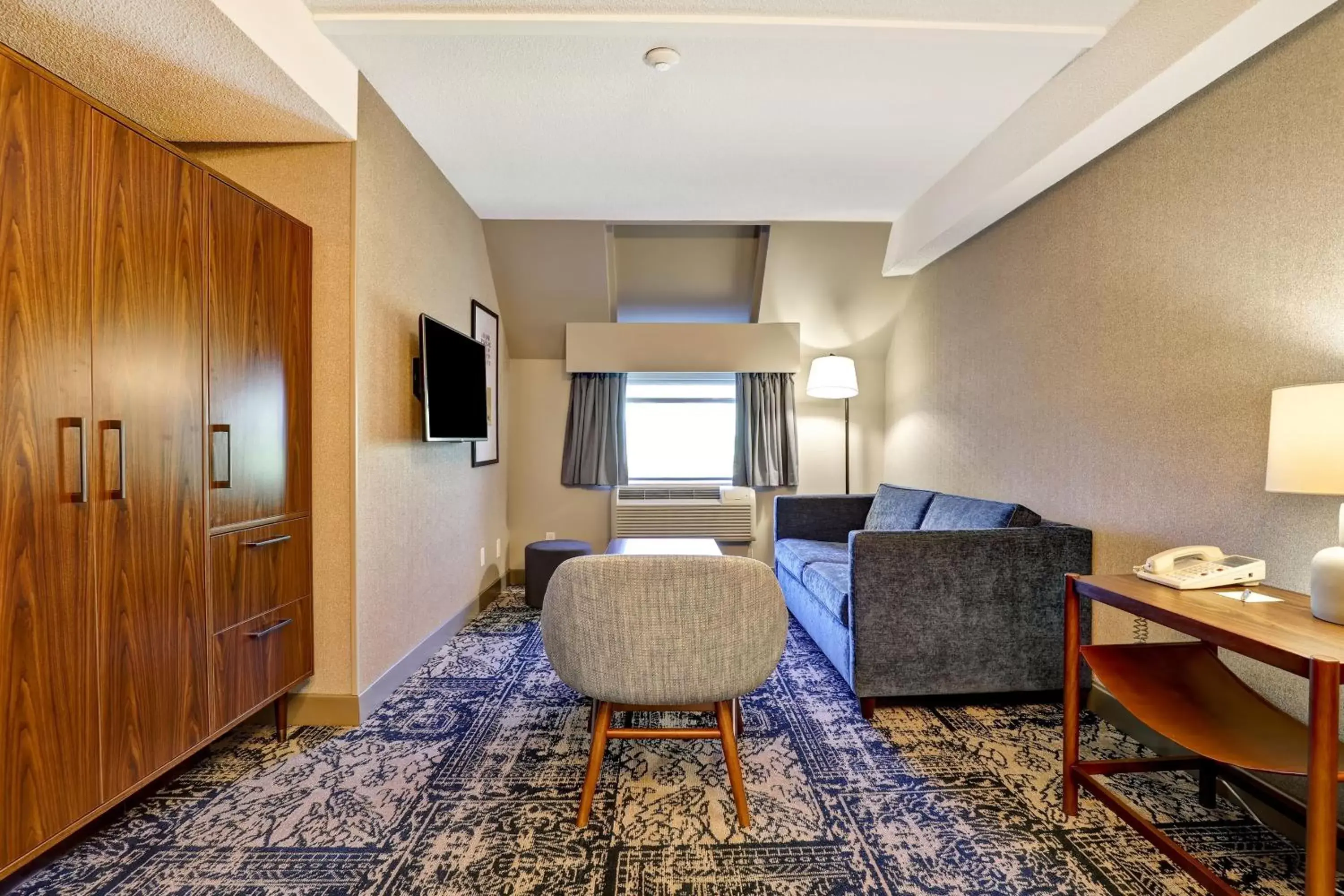 Living room, Seating Area in Four Points by Sheraton St. Catharines Niagara Suites