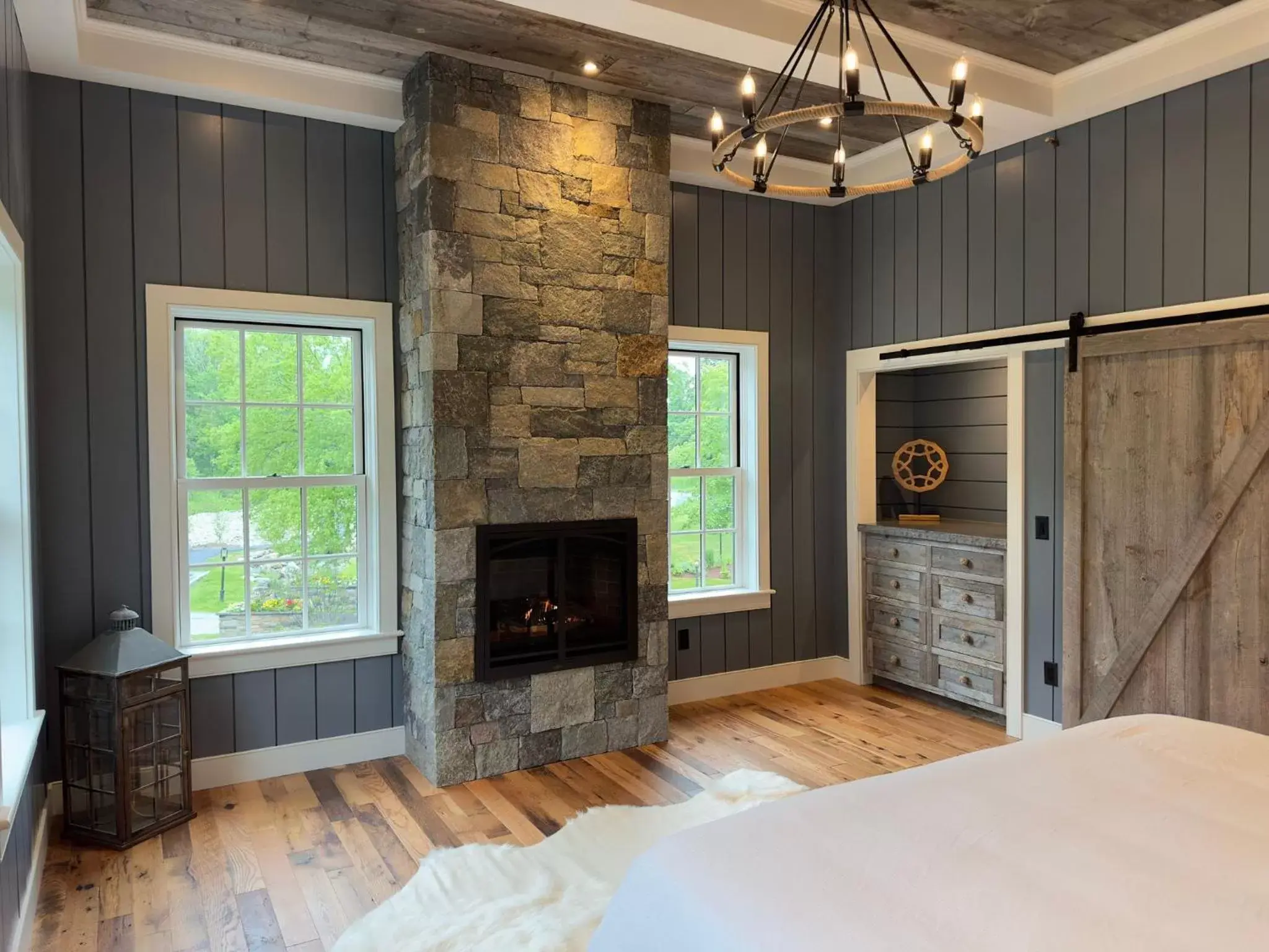 Bed, TV/Entertainment Center in The Barnstead Inn