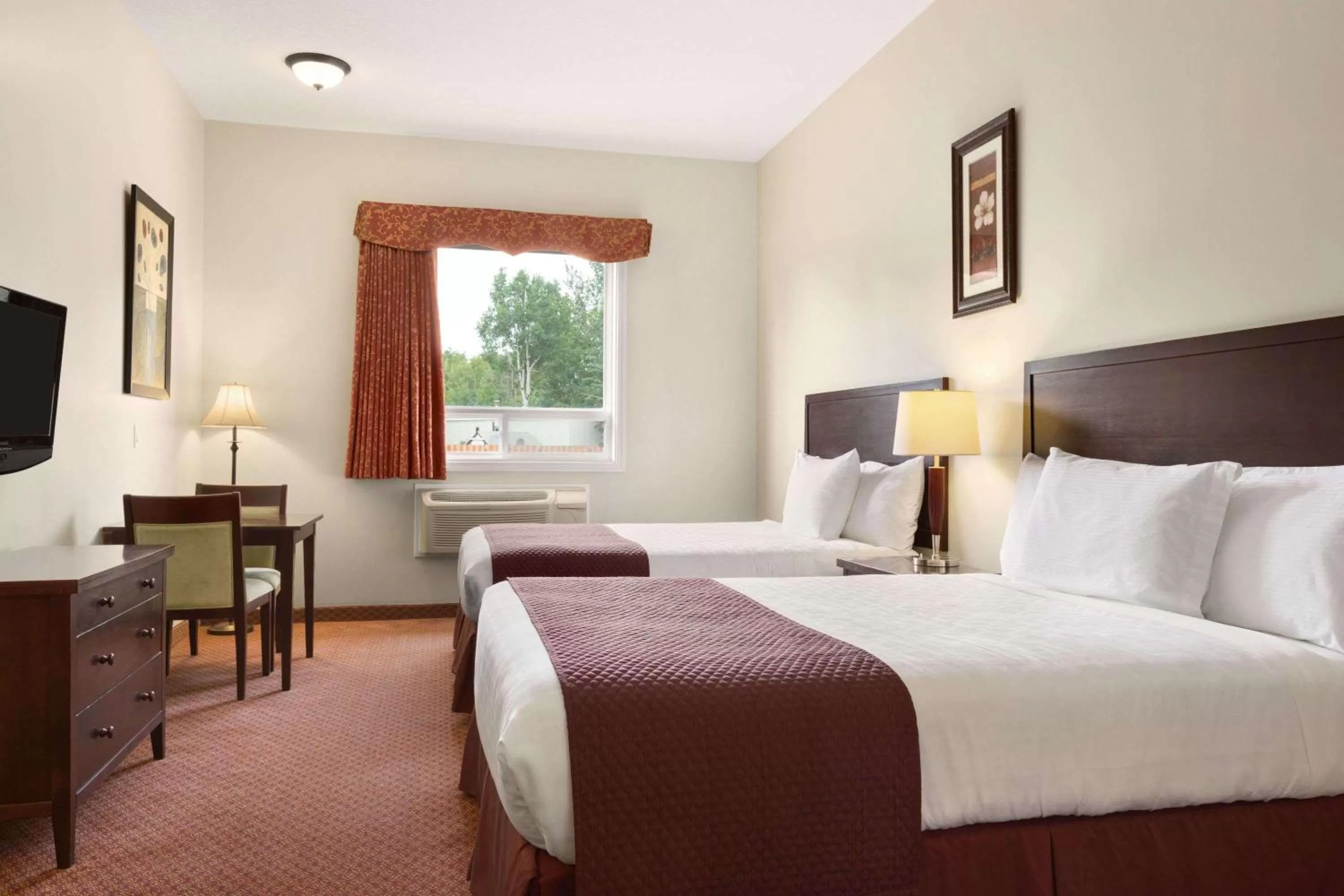 Photo of the whole room, Bed in Days Inn by Wyndham Chetwynd