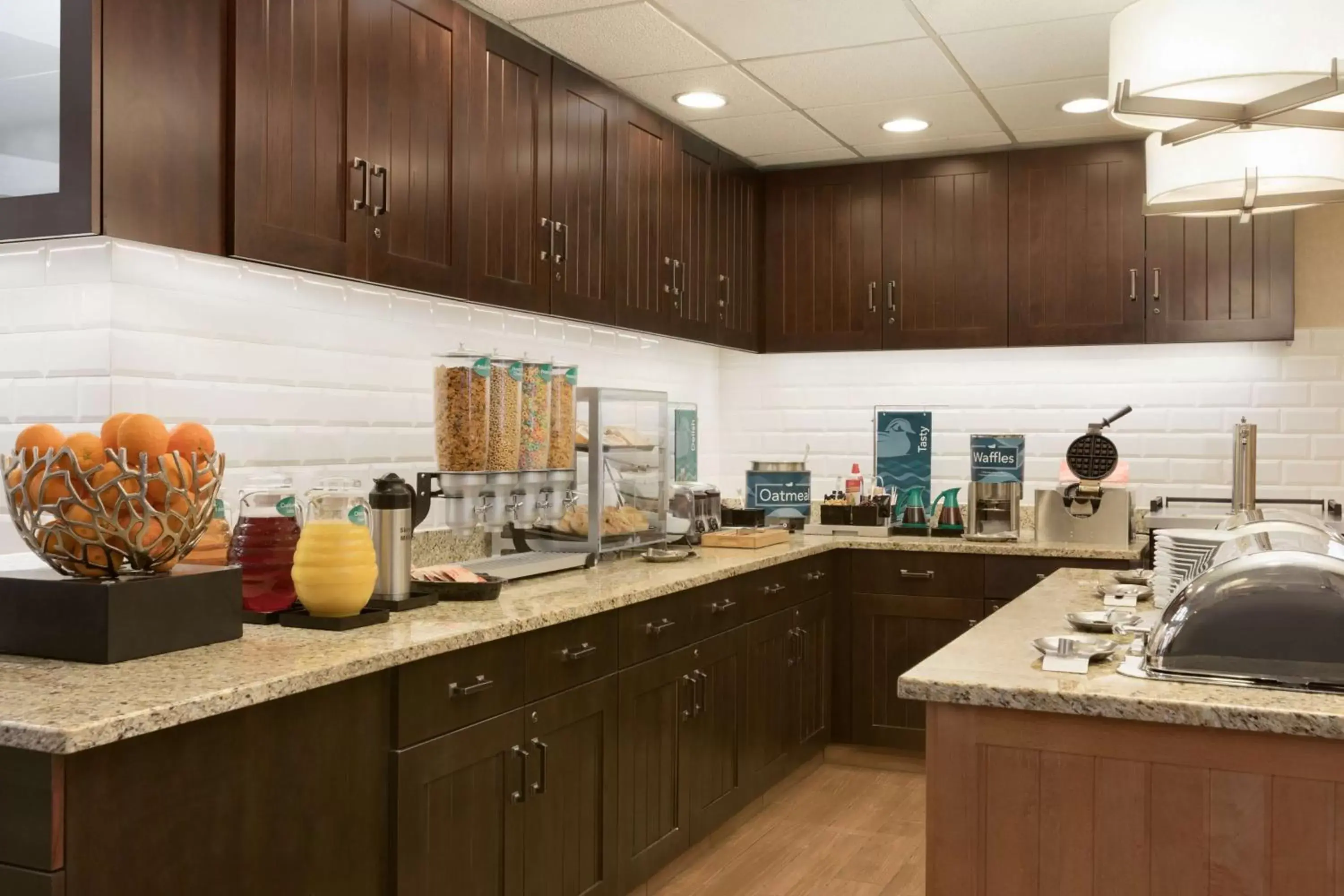 Breakfast, Kitchen/Kitchenette in Homewood Suites by Hilton Toledo-Maumee