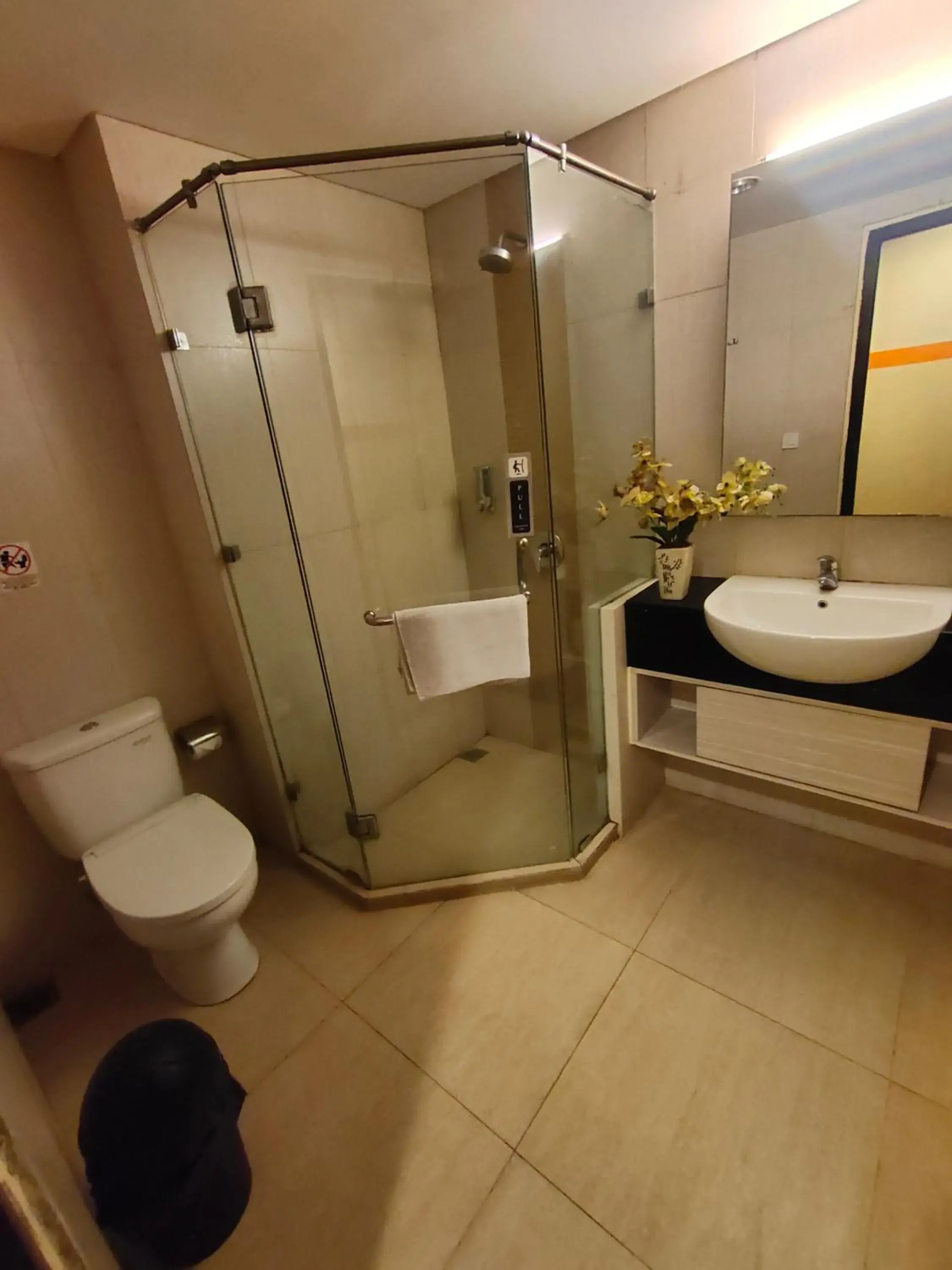 Shower, Bathroom in Nite & Day Jakarta - Bandengan