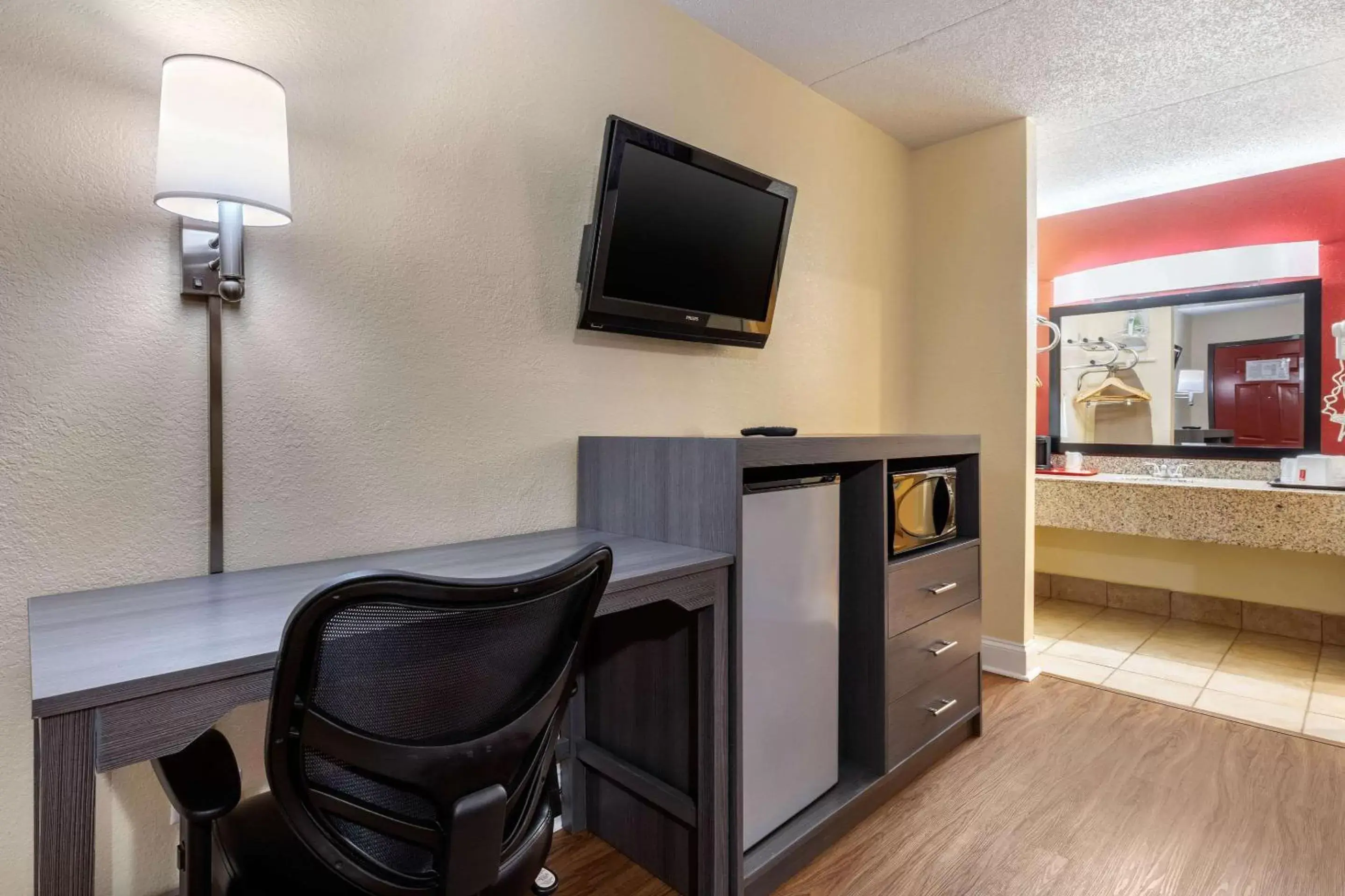 Photo of the whole room, TV/Entertainment Center in Econo Lodge Chattanooga