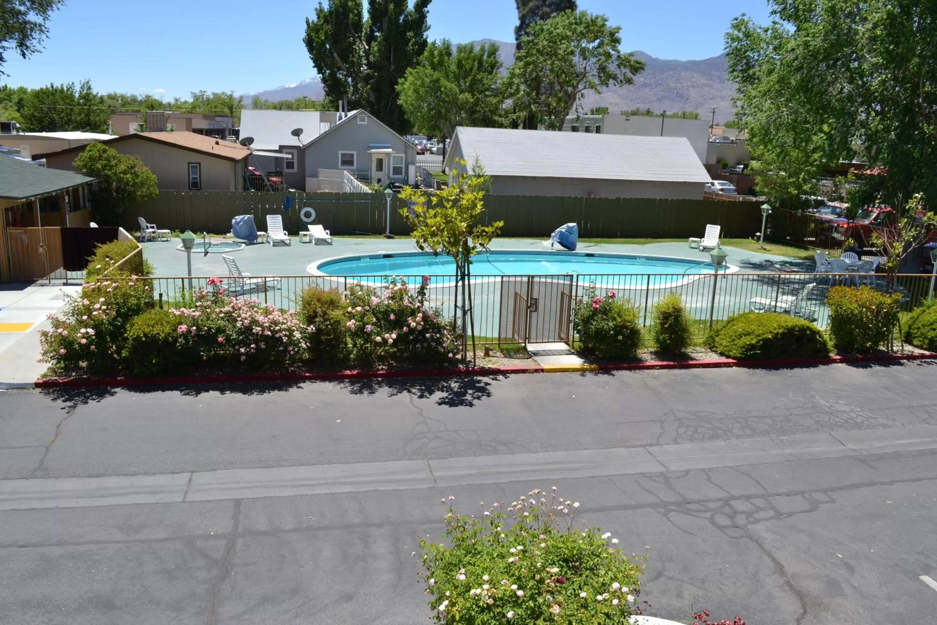 Swimming pool in Vagabond Inn Bishop