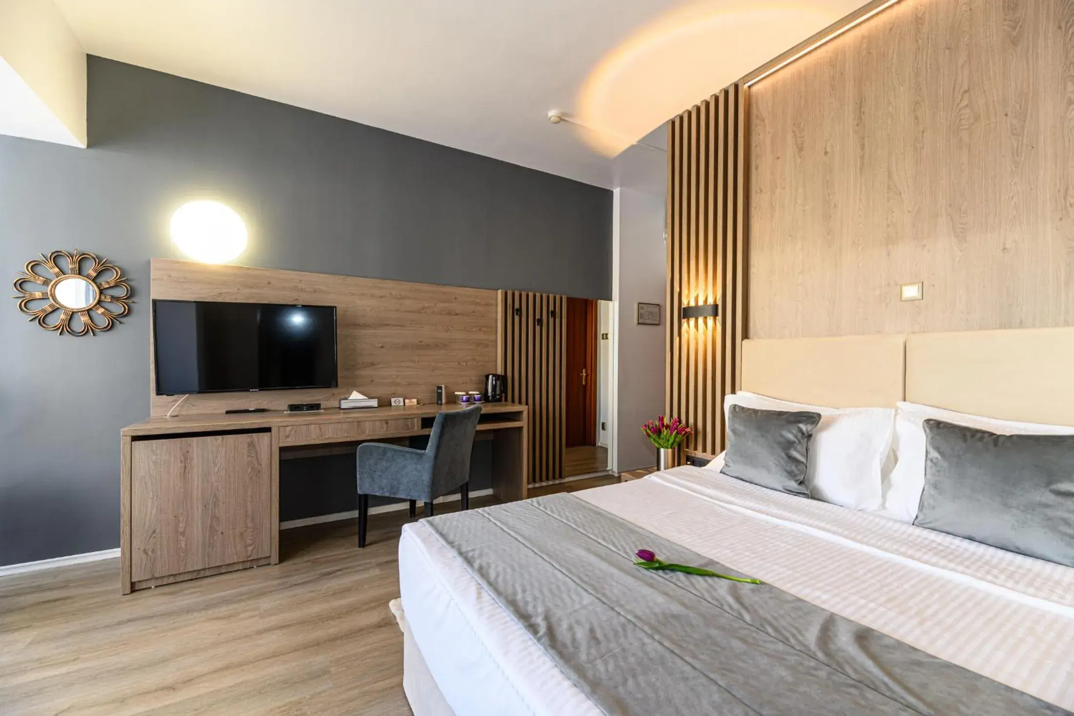 TV and multimedia, Bed in Hotel Unique Bucharest