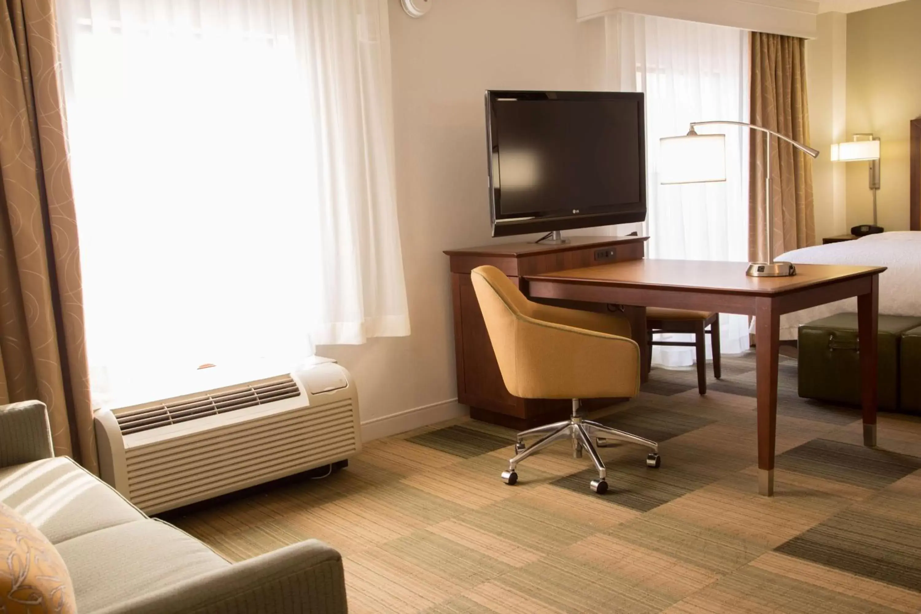 Bedroom, TV/Entertainment Center in Hampton Inn & Suites Albany-Downtown