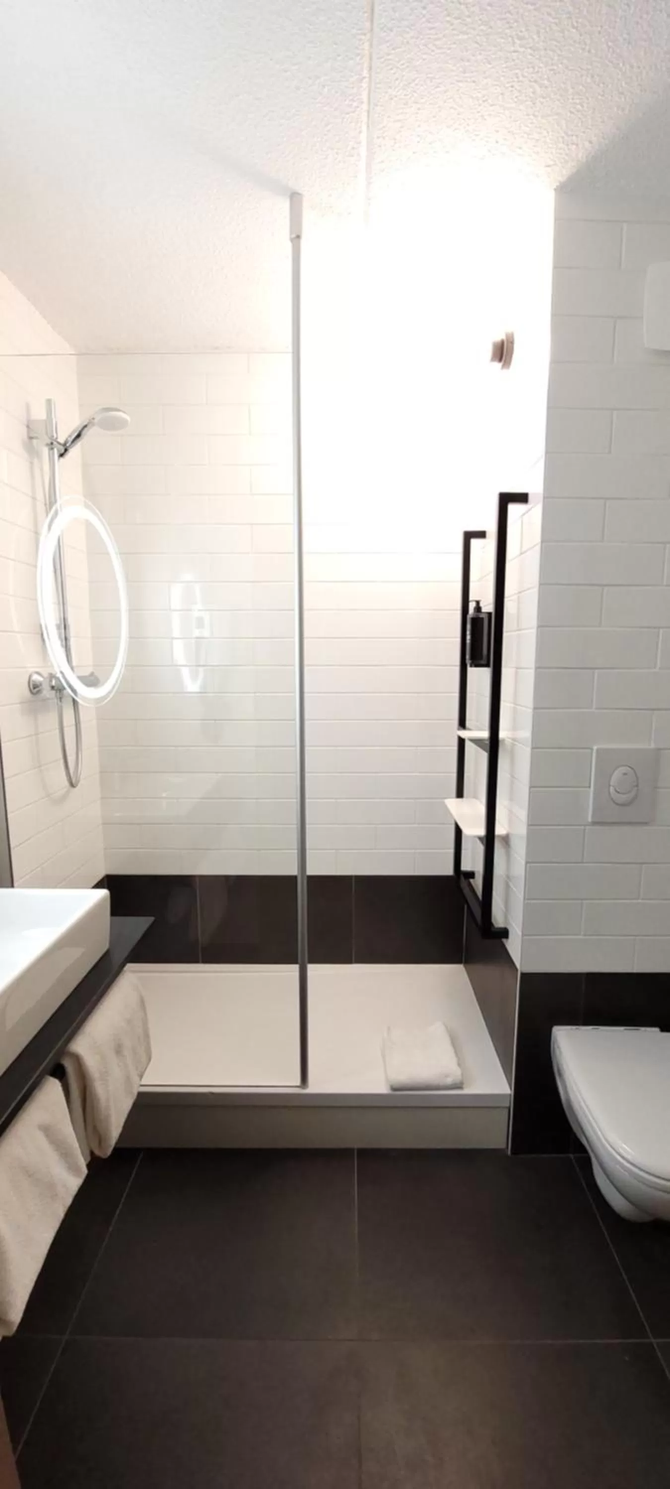 Bathroom, Bed in ibis Aubenas