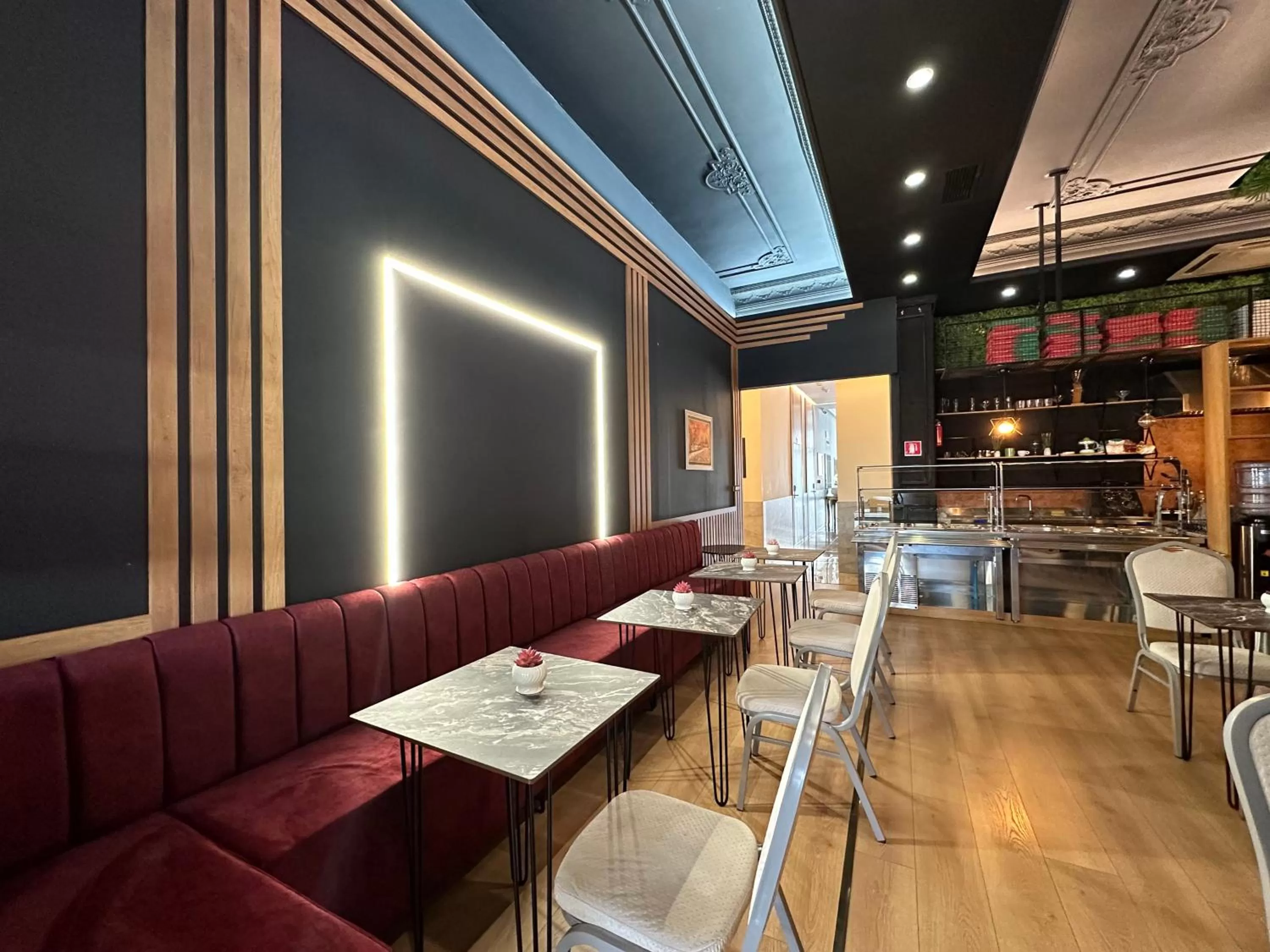 Breakfast, Lounge/Bar in Hotel Colis