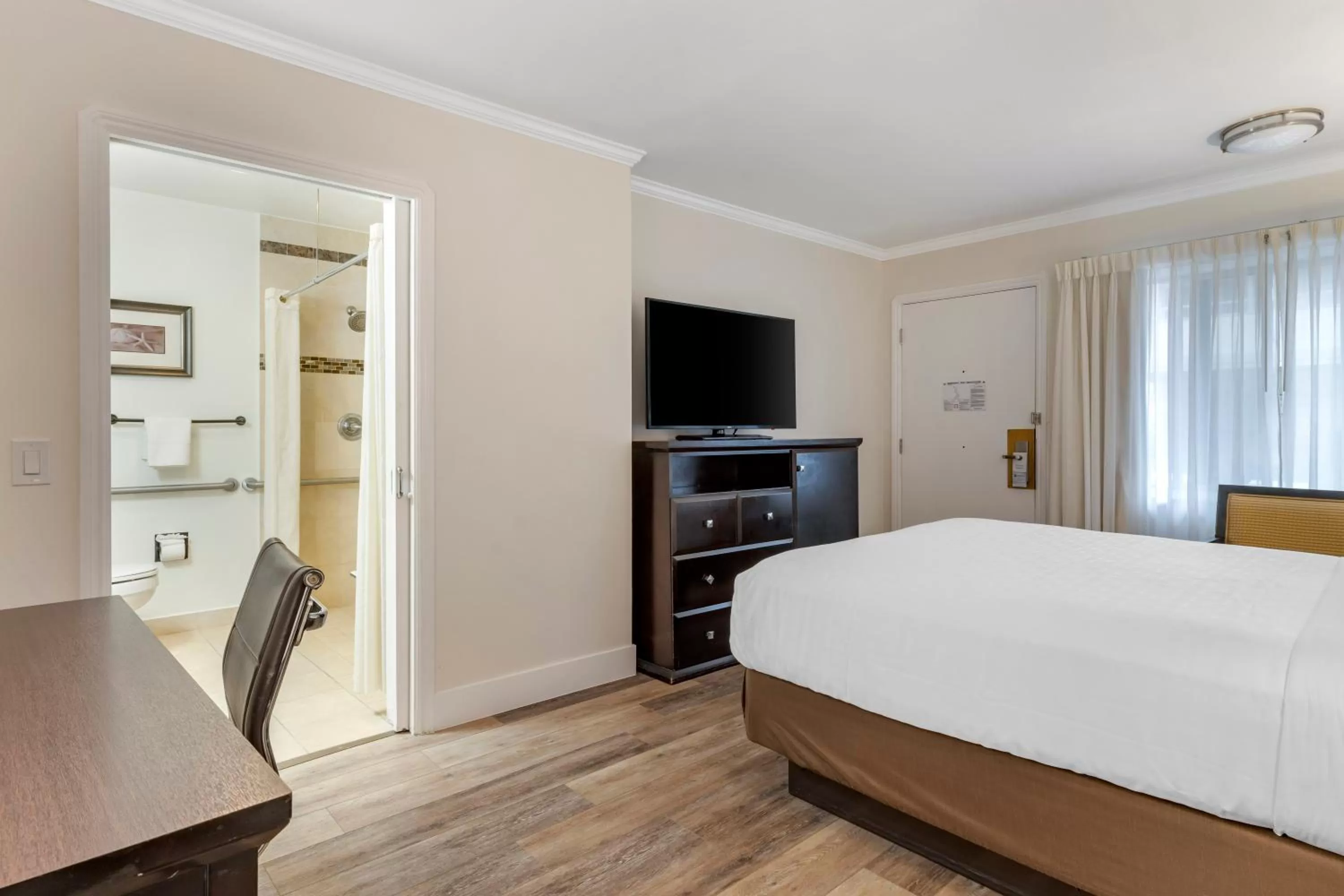 Photo of the whole room, Bed in Best Western Carmel's Town House Lodge