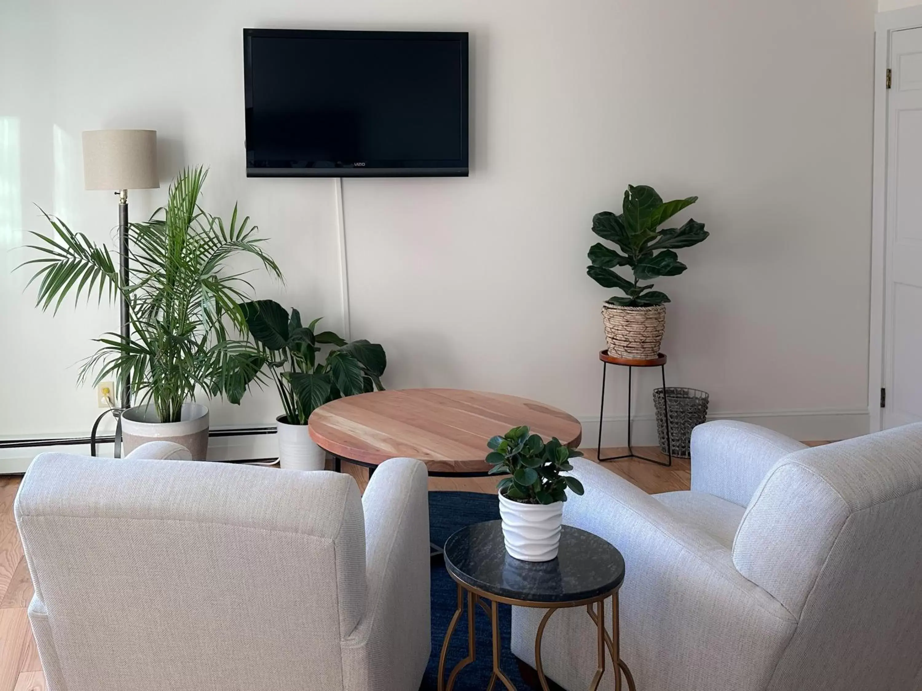 Seating area, TV/Entertainment Center in Harborside Inn