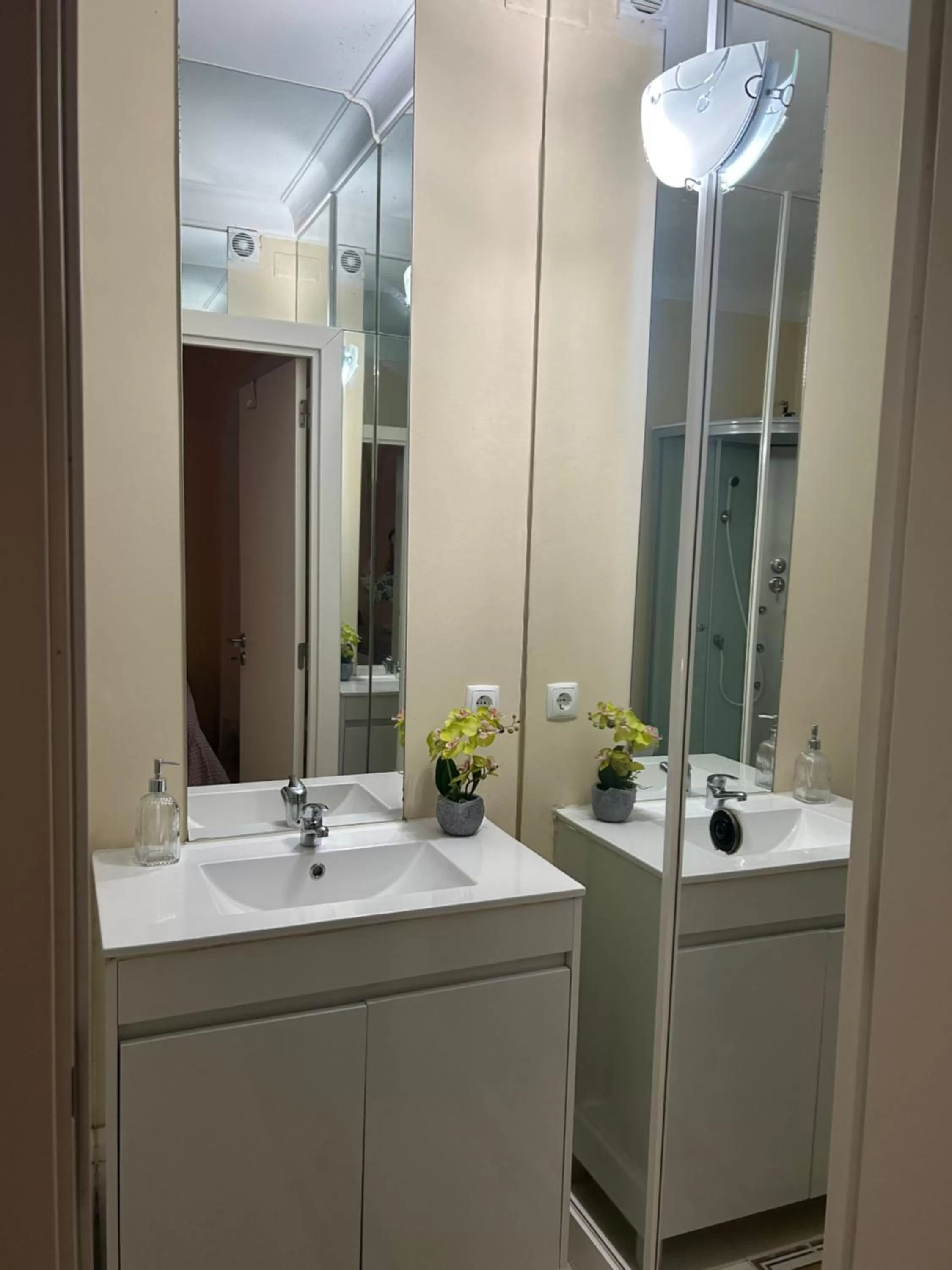 Bathroom in Alojamento Santa Catarina