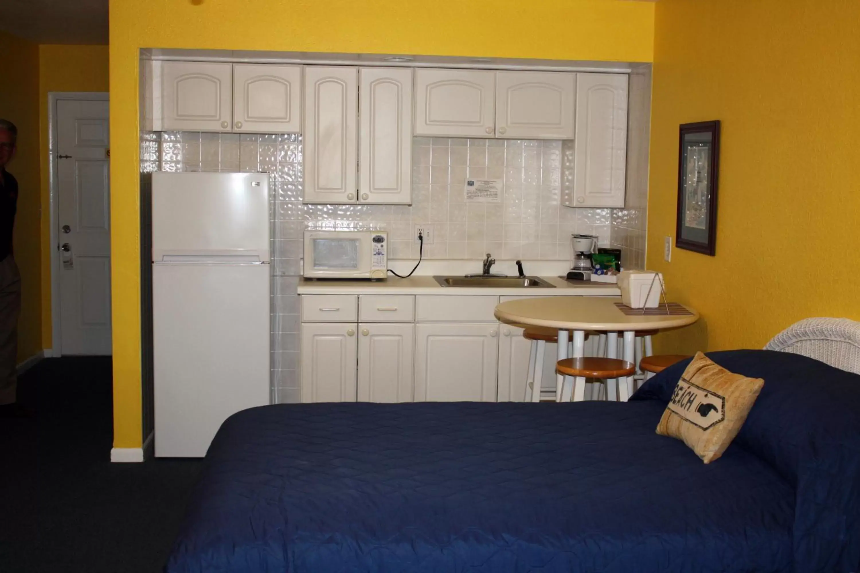 Photo of the whole room, Kitchen/Kitchenette in Barefoot Bay Resort Motel