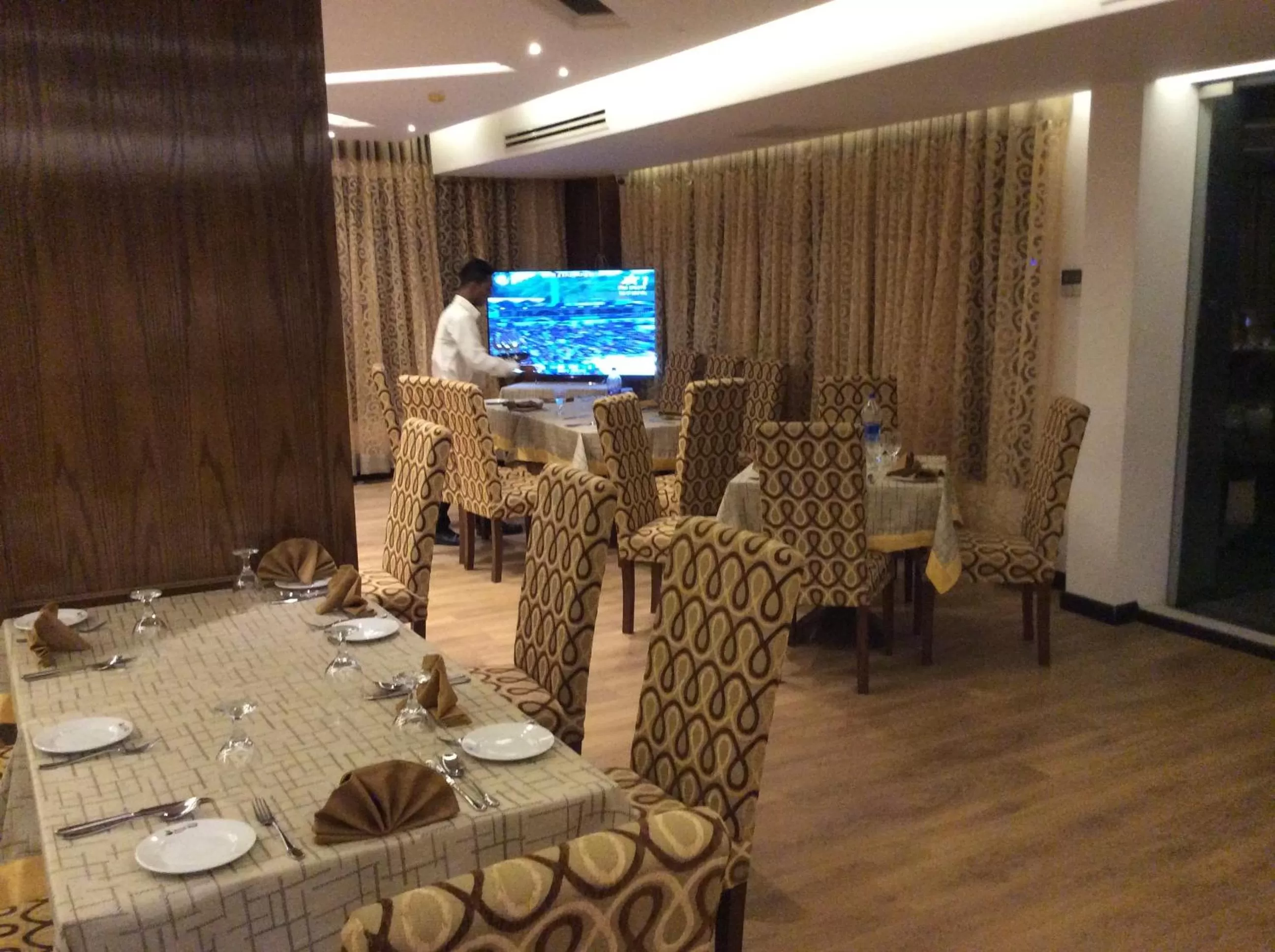 Restaurant/places to eat in Marino Royal Hotel