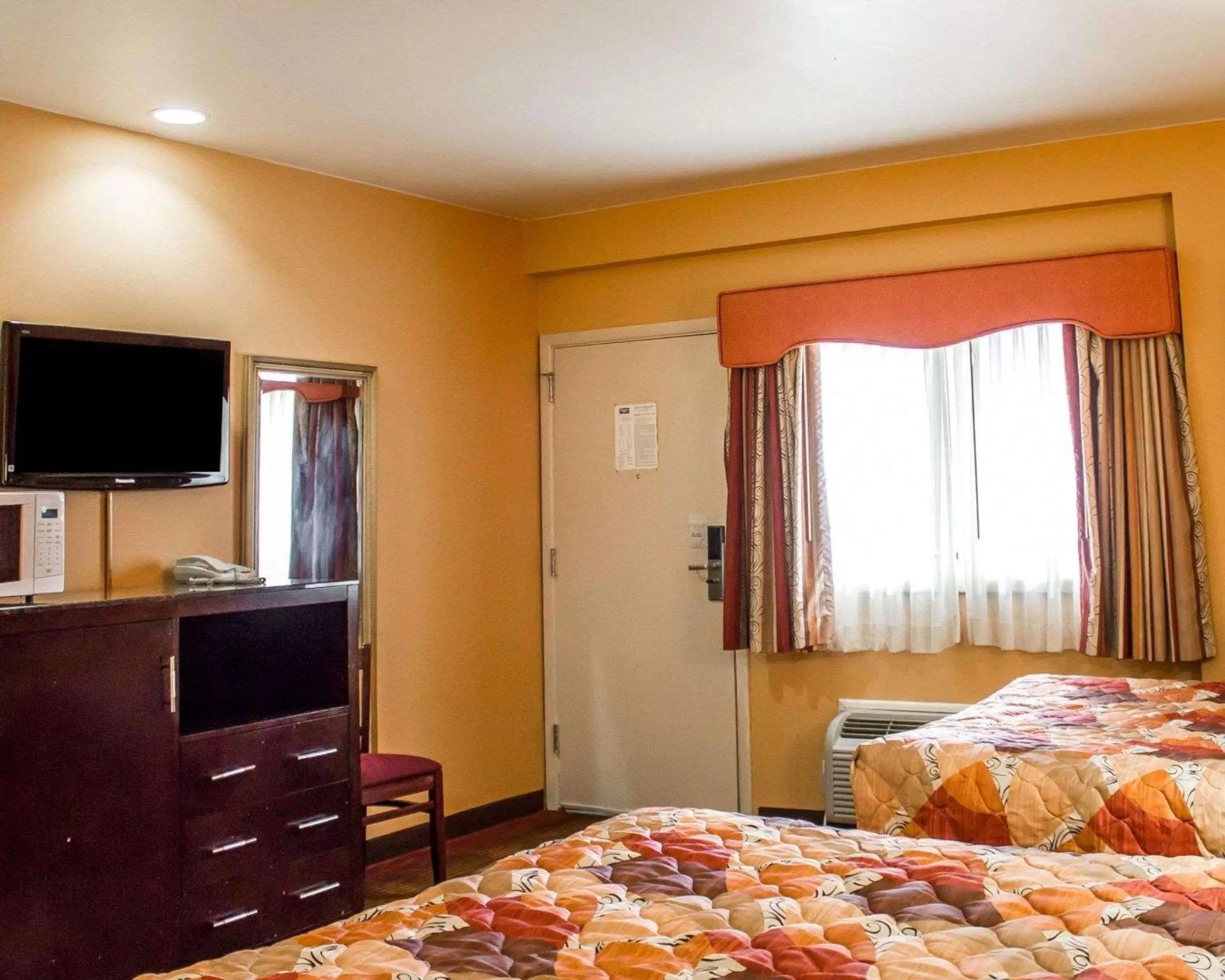 Photo of the whole room, Bed in Rodeway Inn MacArthur Airport