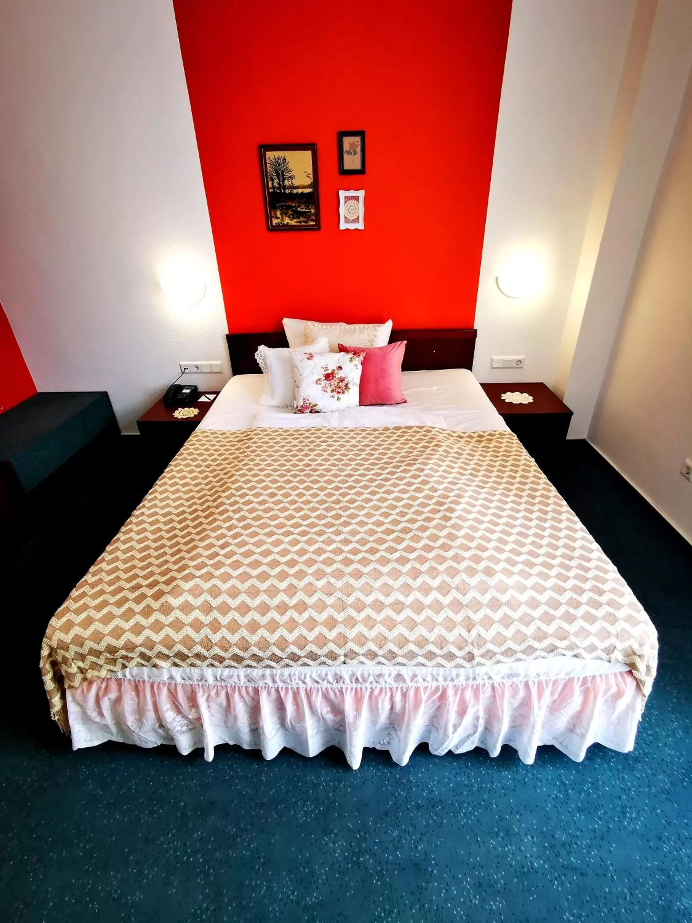 Bed in Tante ALMA's Mannheimer Hotel