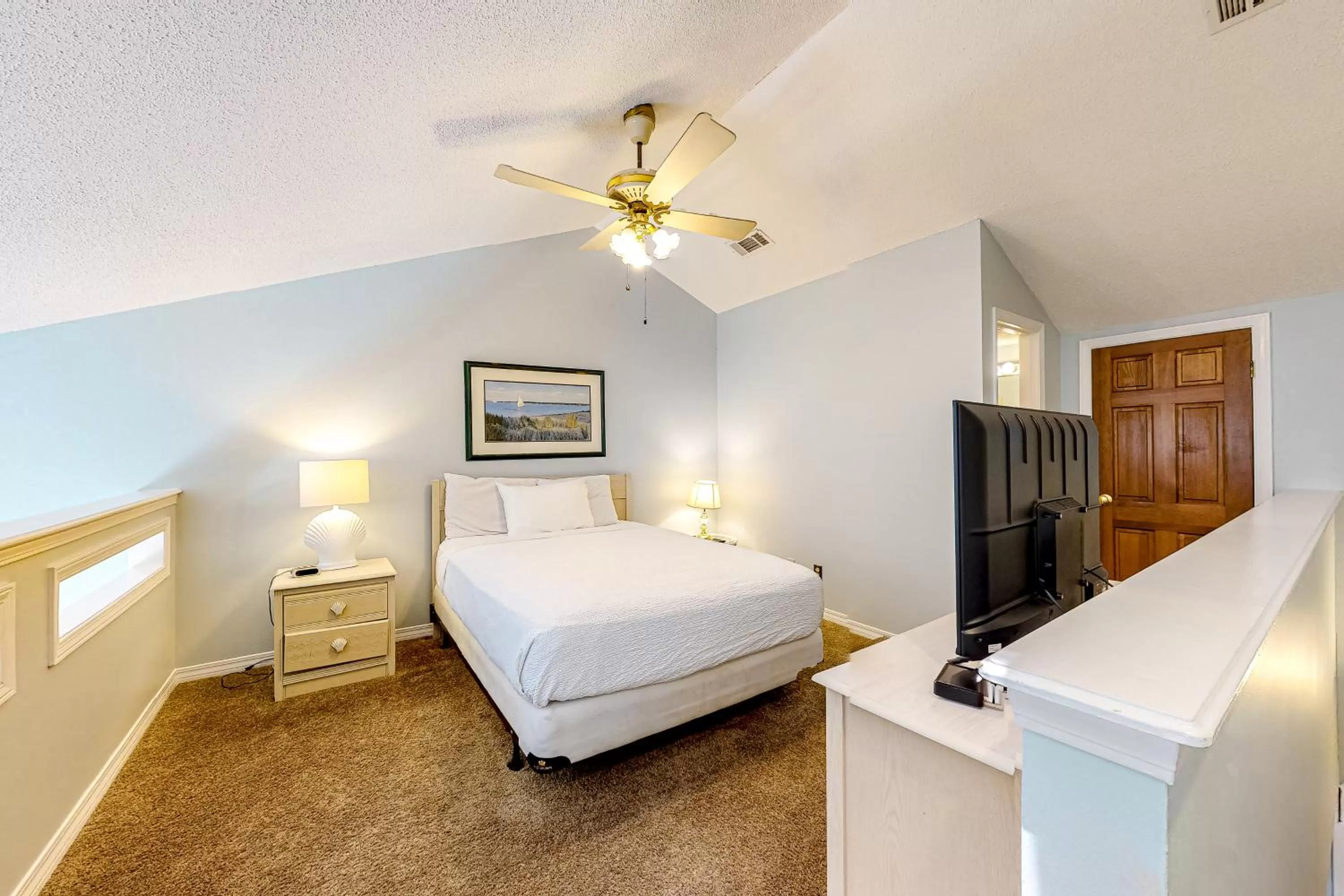 Bed in The Inn at St. Thomas Square #514