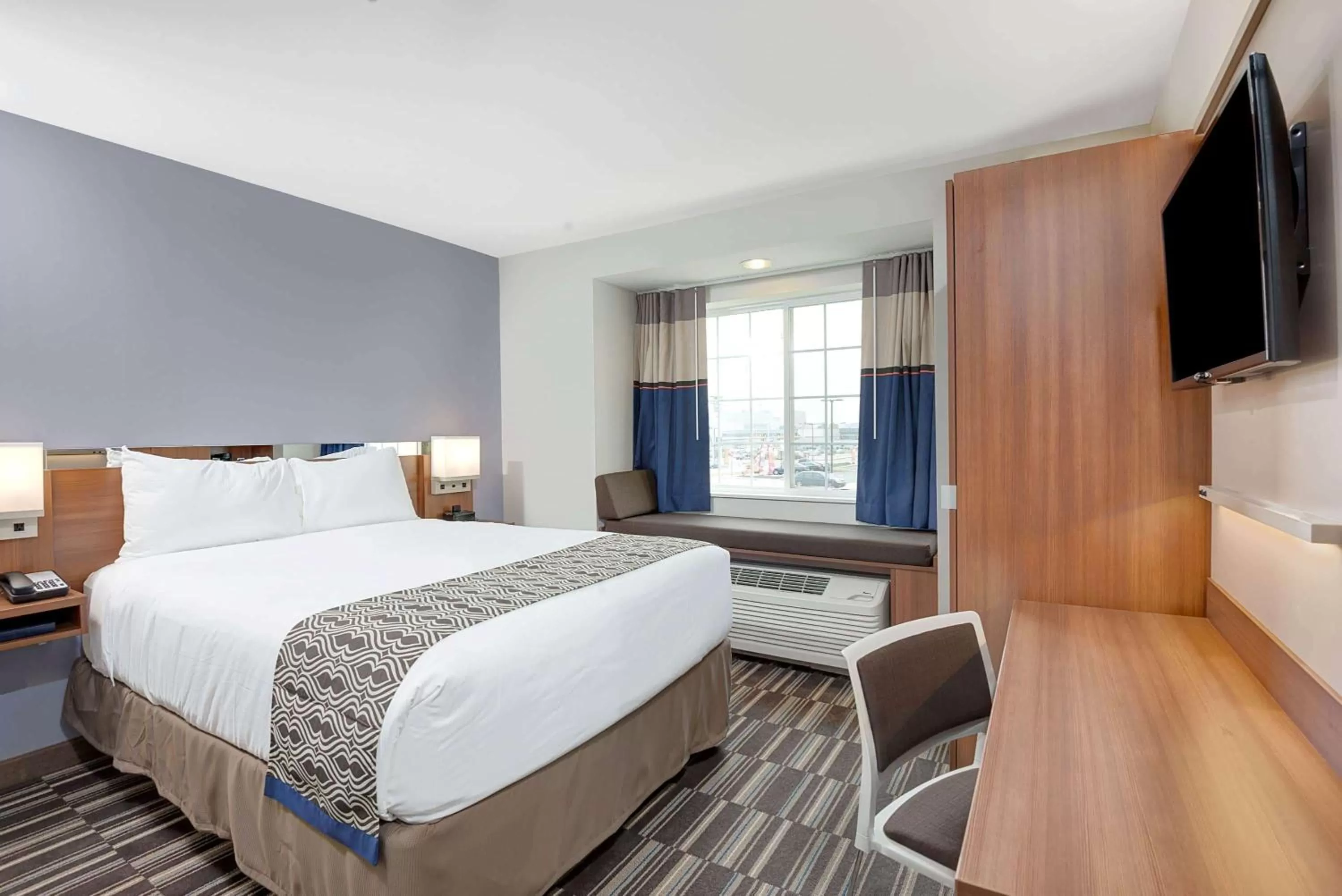 Photo of the whole room, Bed in Microtel Inn & Suites by Wyndham Philadelphia Airport Ridley Park