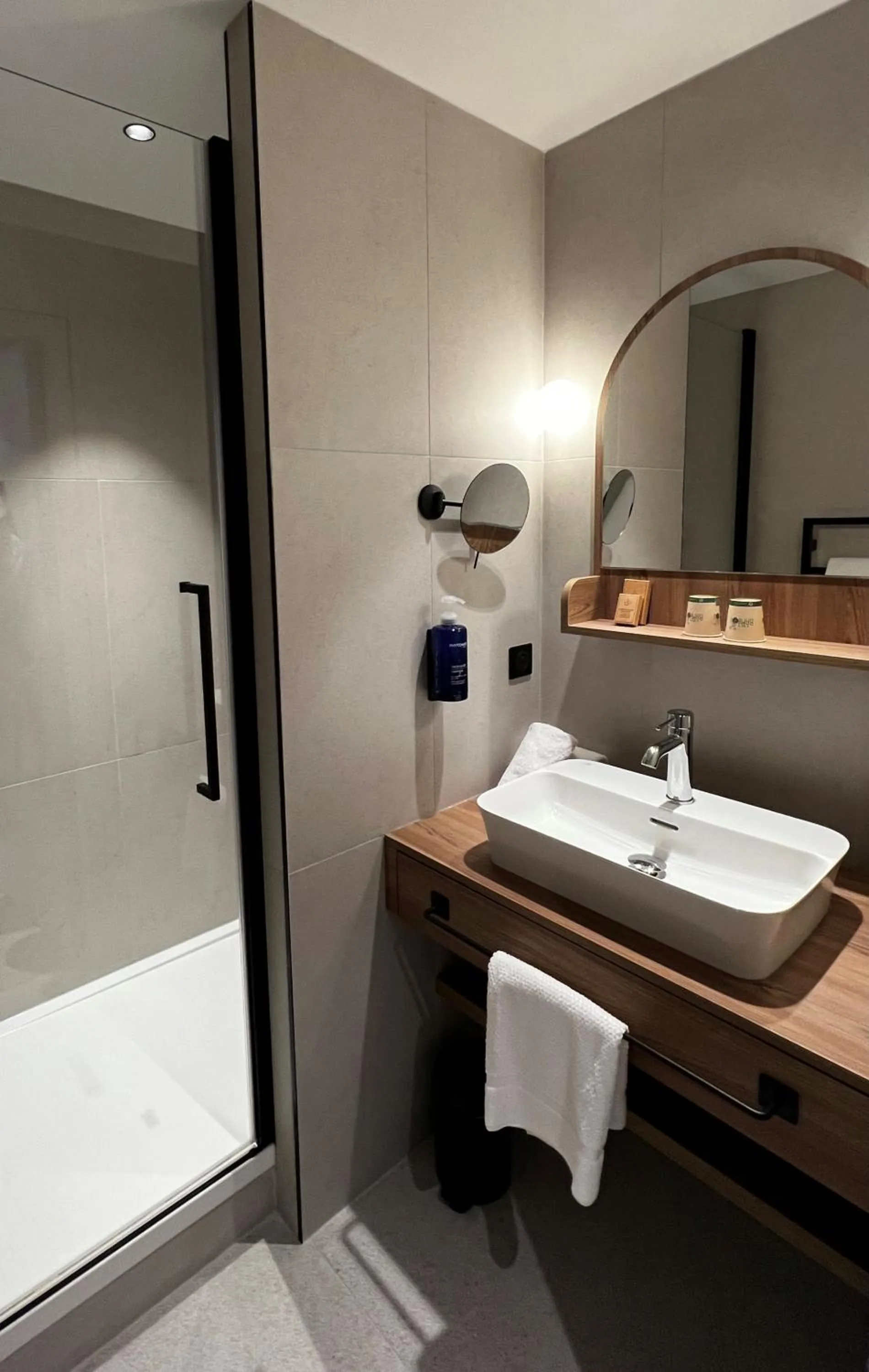 Shower in Emeria Dinard Thalasso Spa