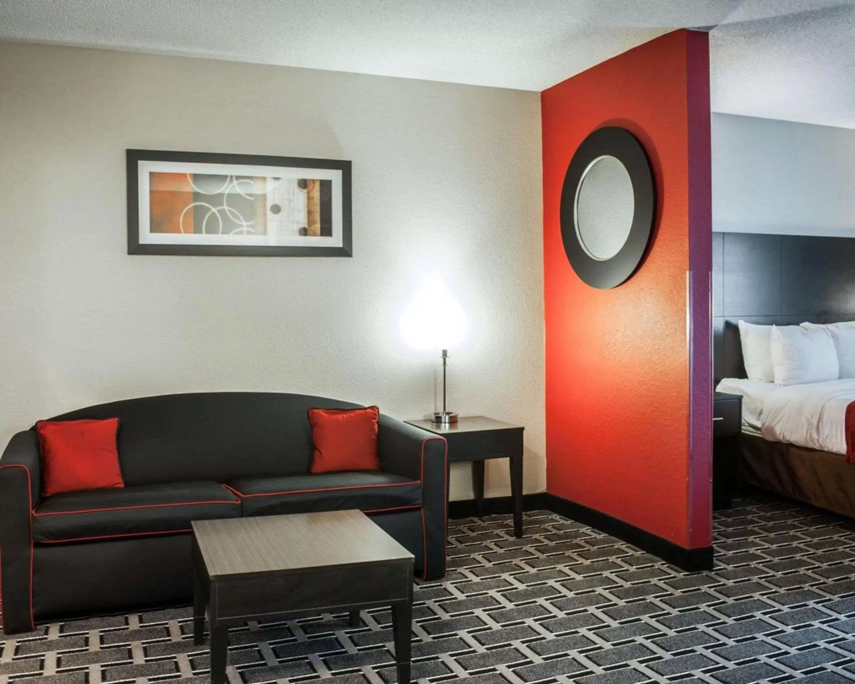 Bedroom, Seating Area in Comfort Suites Airport Nashville