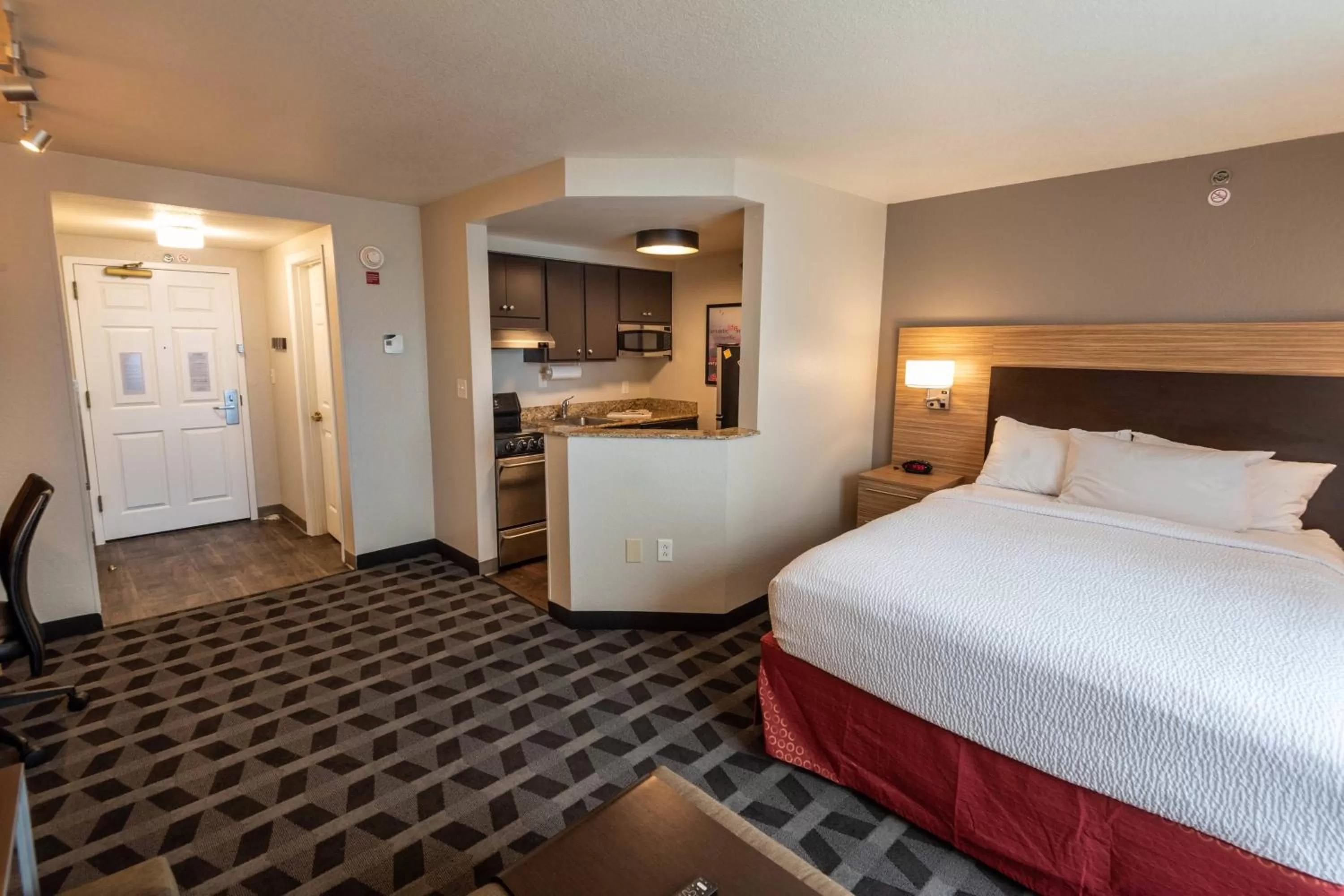 Newly Renovated Queen Studio with Sofa Bed and Adapted Tub - Mobility Accessible in TownePlace Suites Columbus Airport Gahanna