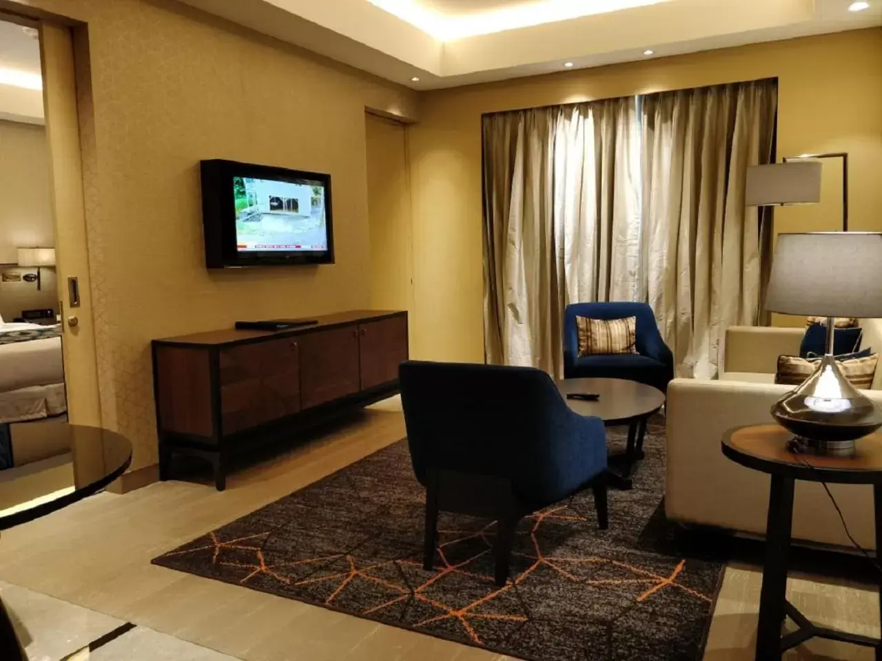 Living room, TV/Entertainment Center in Radisson Blu Faridabad