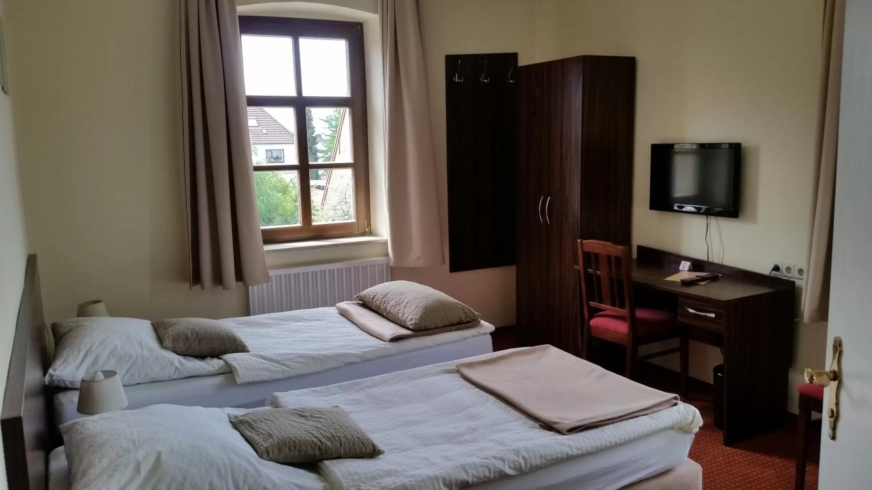 Day, Bed in Linde Restaurant & Hotel