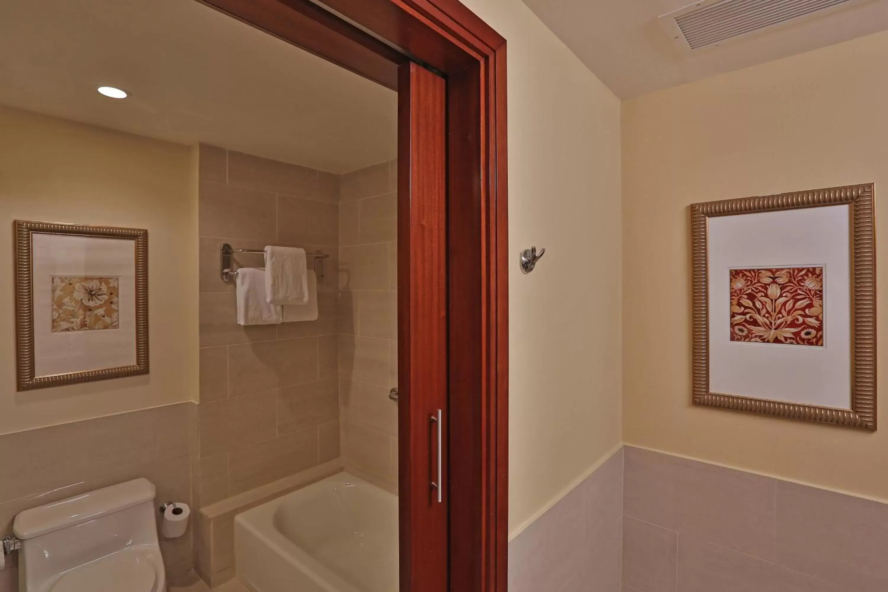 Bathroom in Courtyard by Marriott Panama Multiplaza Mall