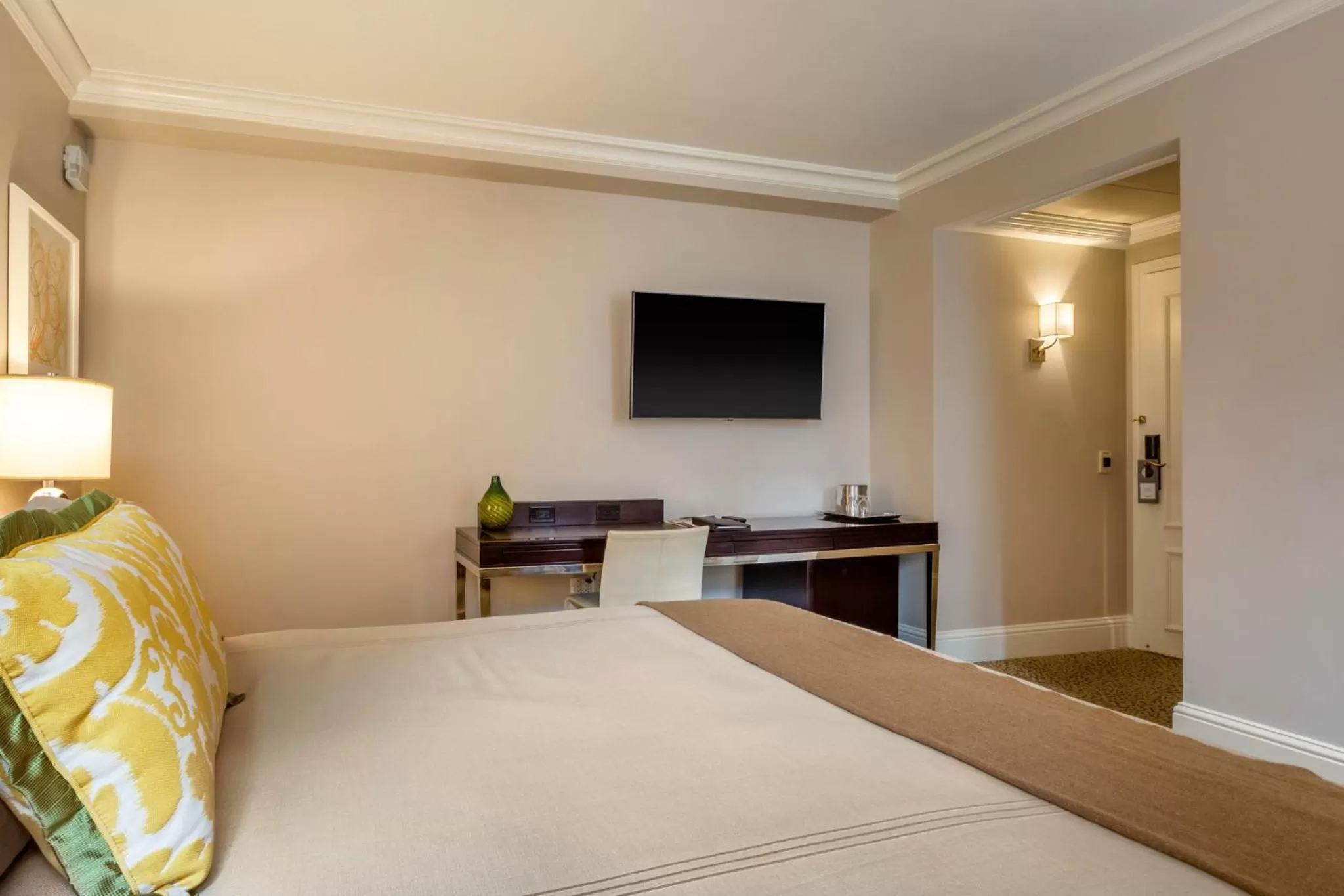 Photo of the whole room, Bed in Omni Berkshire Place