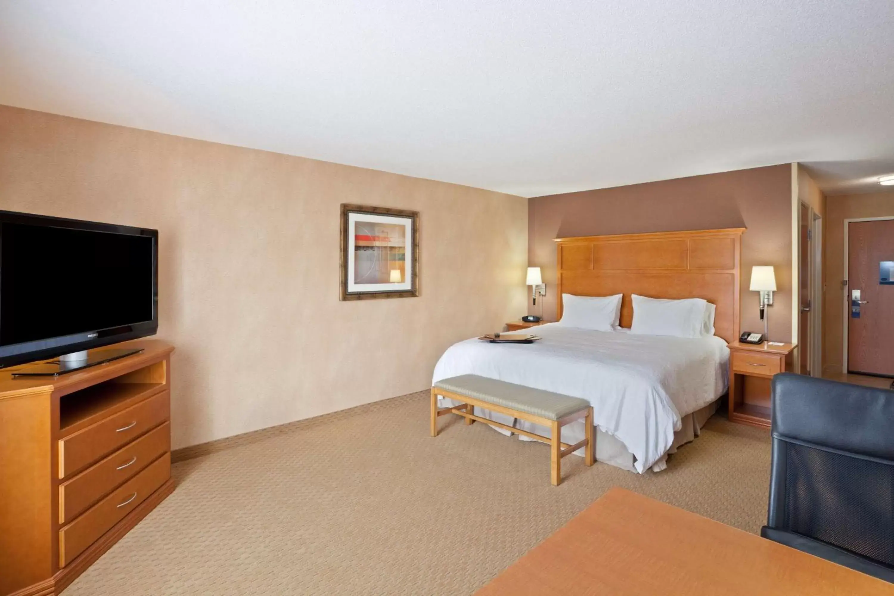 Bed in Hampton Inn Detroit - Shelby Township