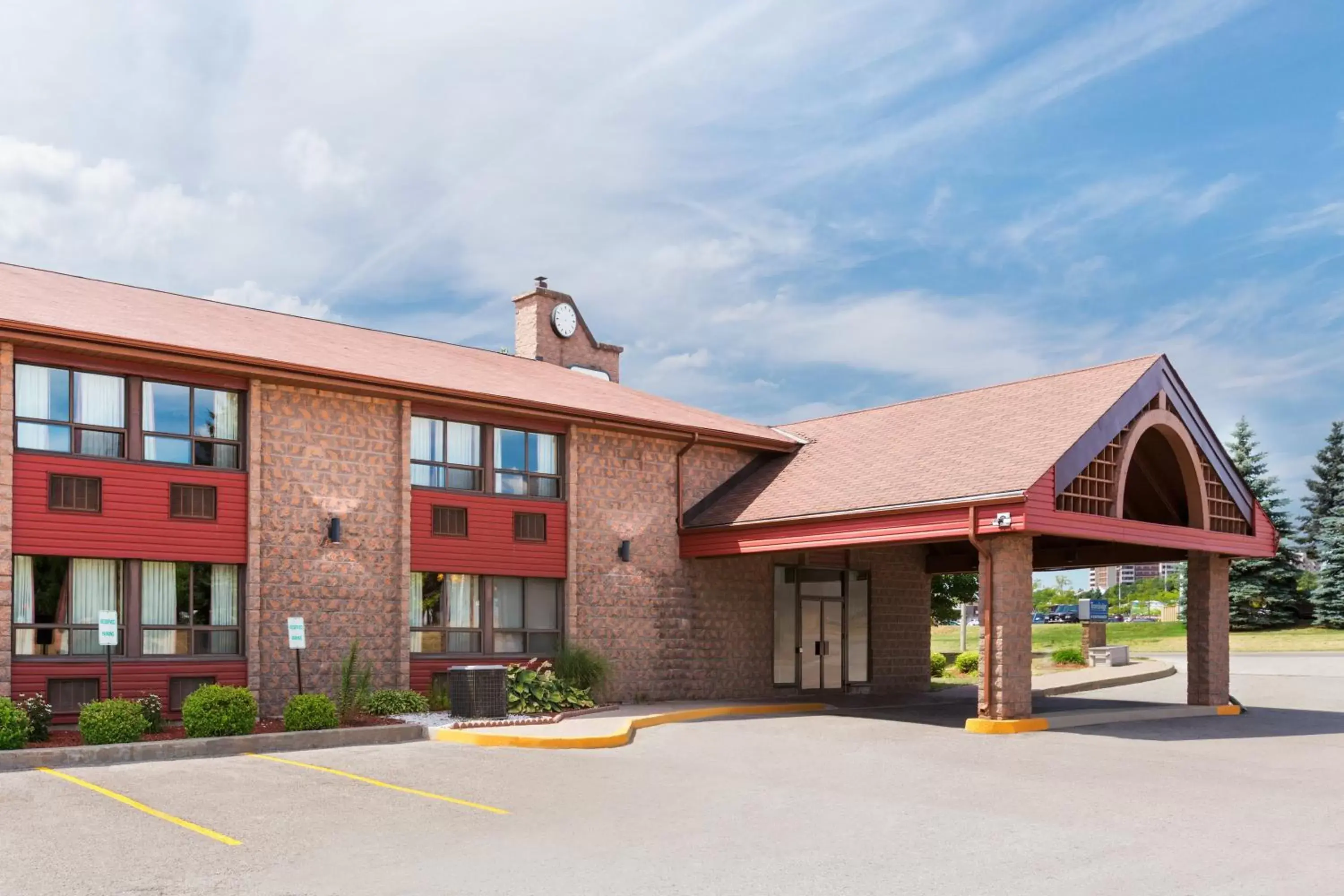 Facade/Entrance in Travelodge by Wyndham Downtown Barrie