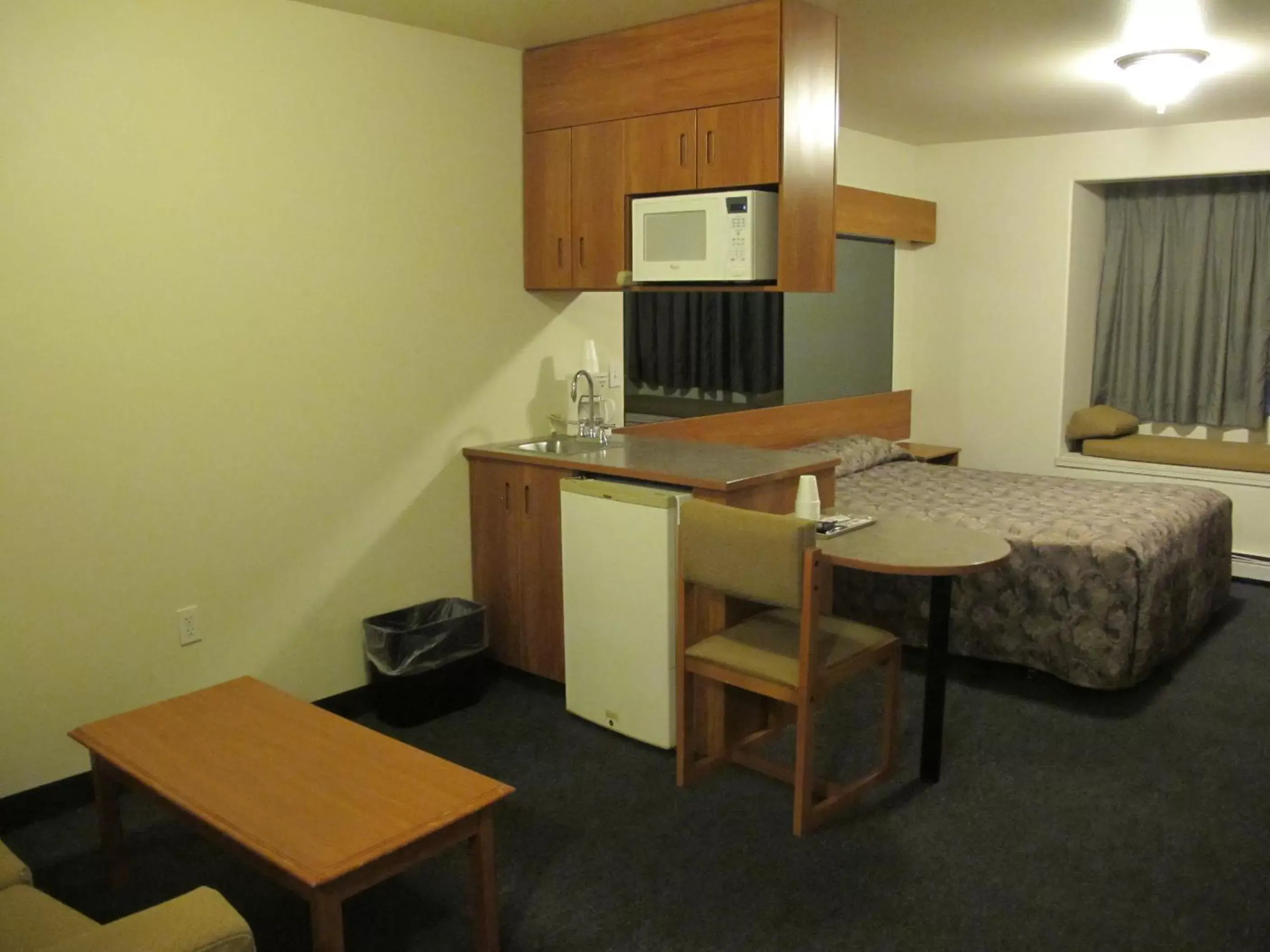 Kitchen/Kitchenette in Eagle River Microtel