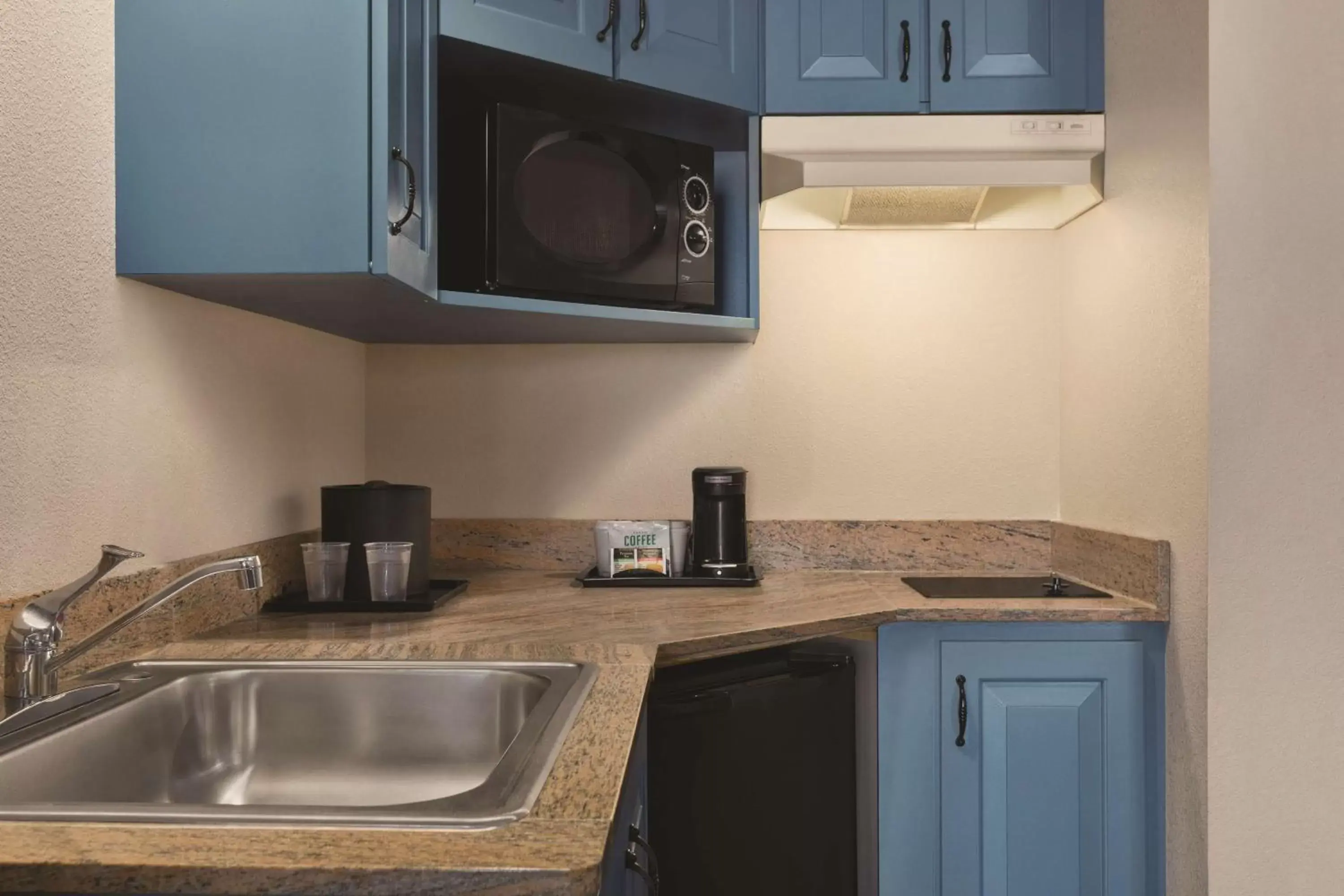 Photo of the whole room, Kitchen/Kitchenette in Country Inn & Suites by Radisson, Hagerstown, MD