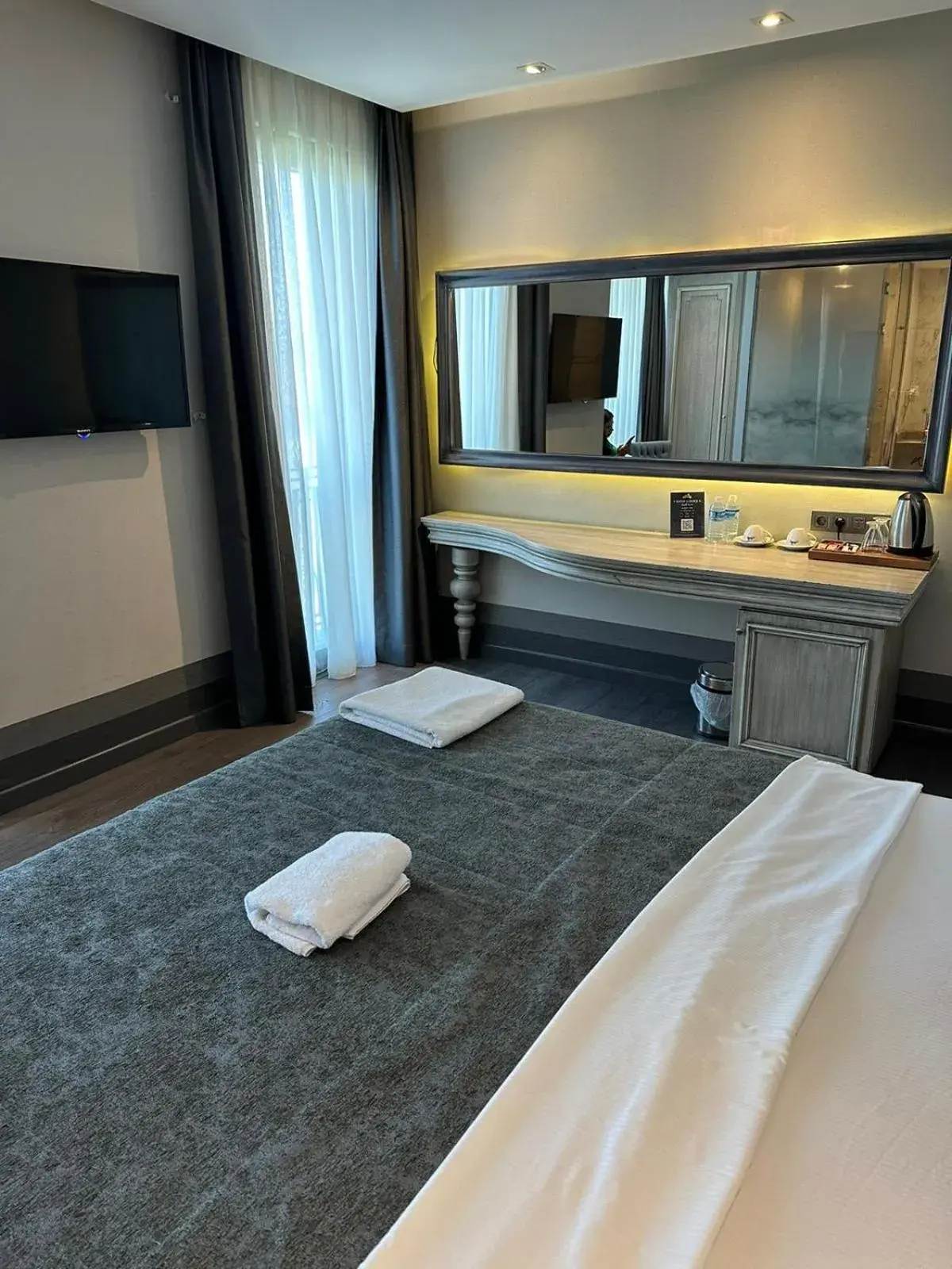 Bed, TV/Entertainment Center in TK Taxim Bosphorus Hotel