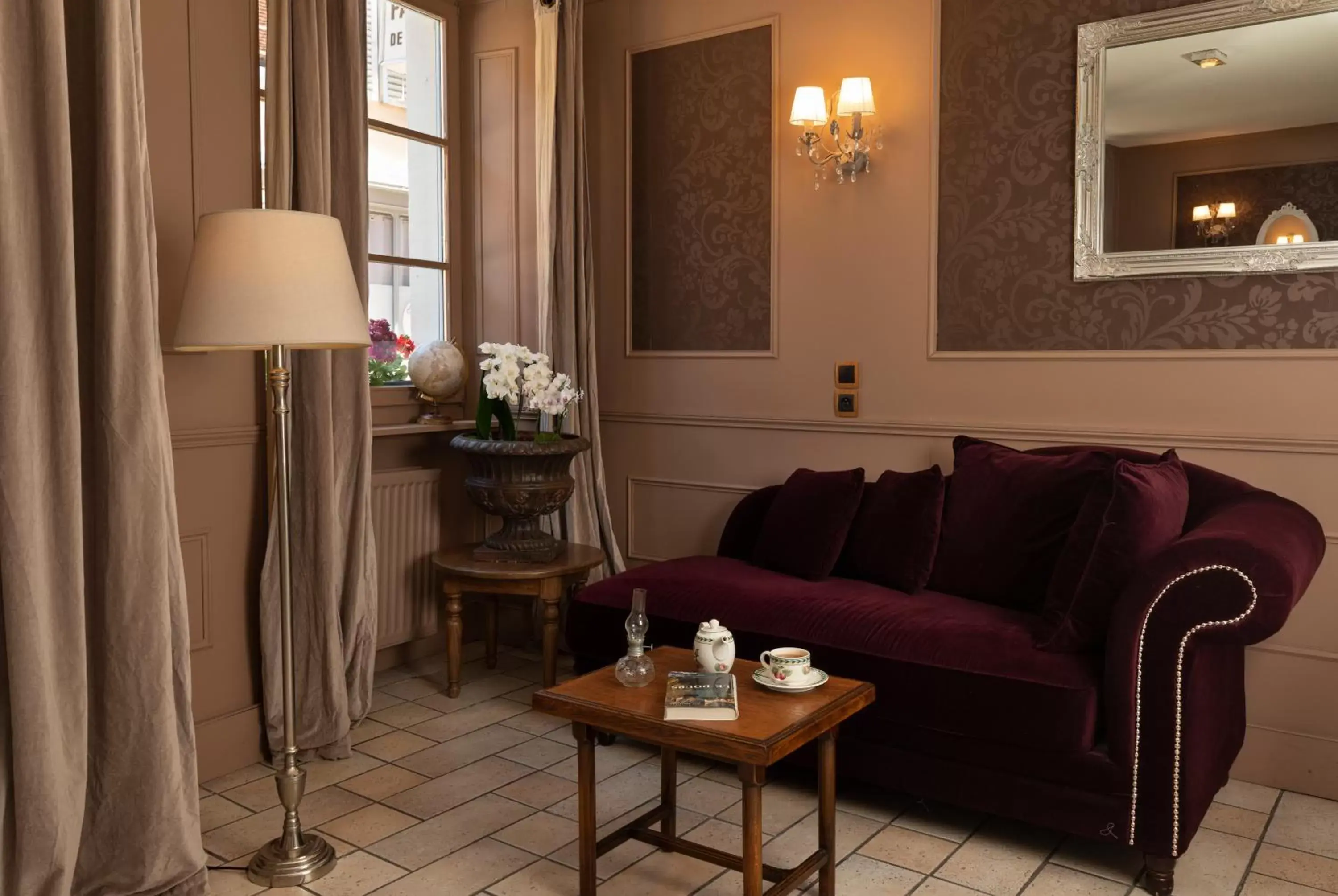 Living room, Seating Area in The Originals City, Hôtel de la Balance, Montbéliard