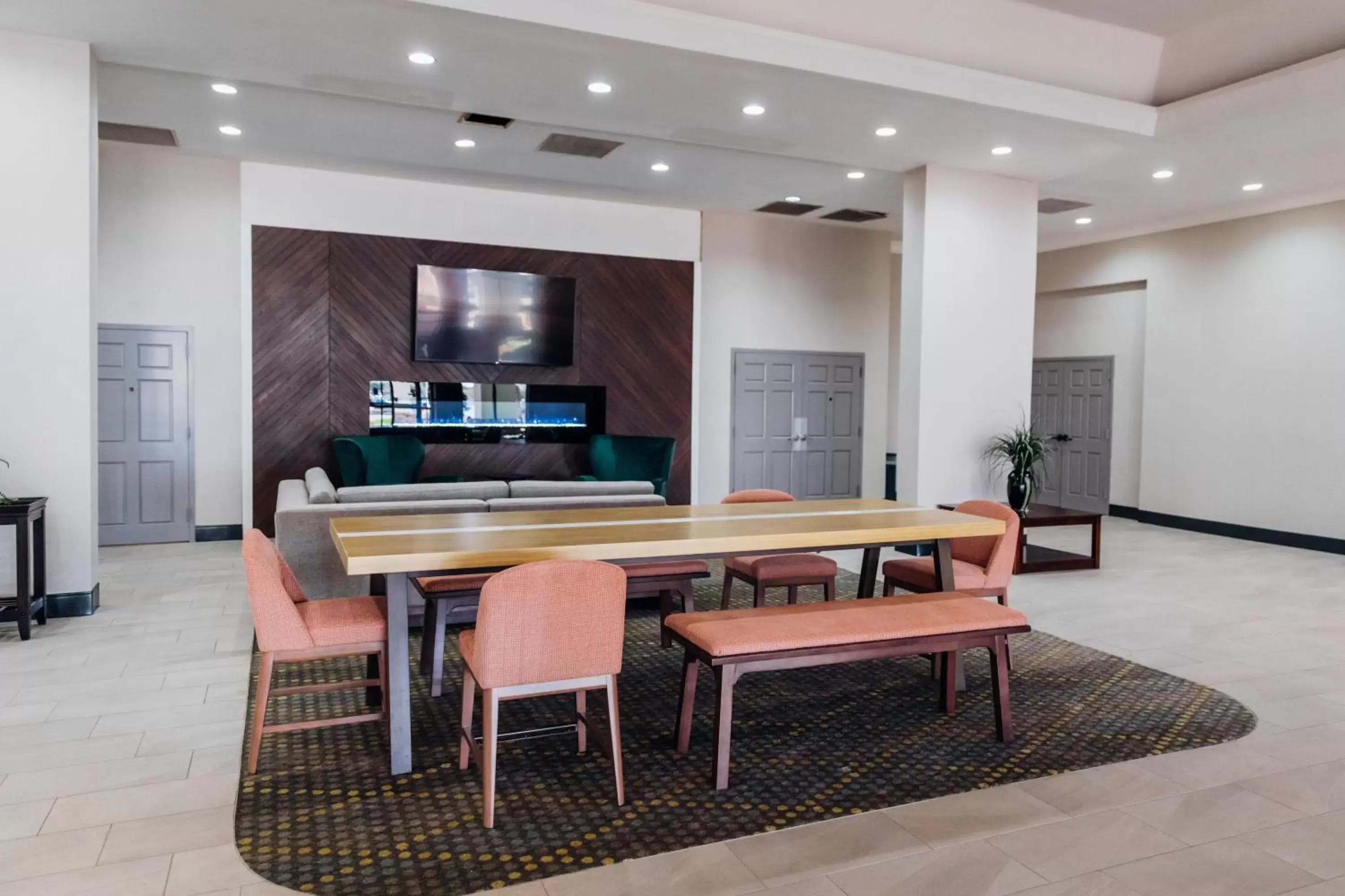 Property building in Holiday Inn & Suites Phoenix-Mesa-Chandler, an IHG Hotel