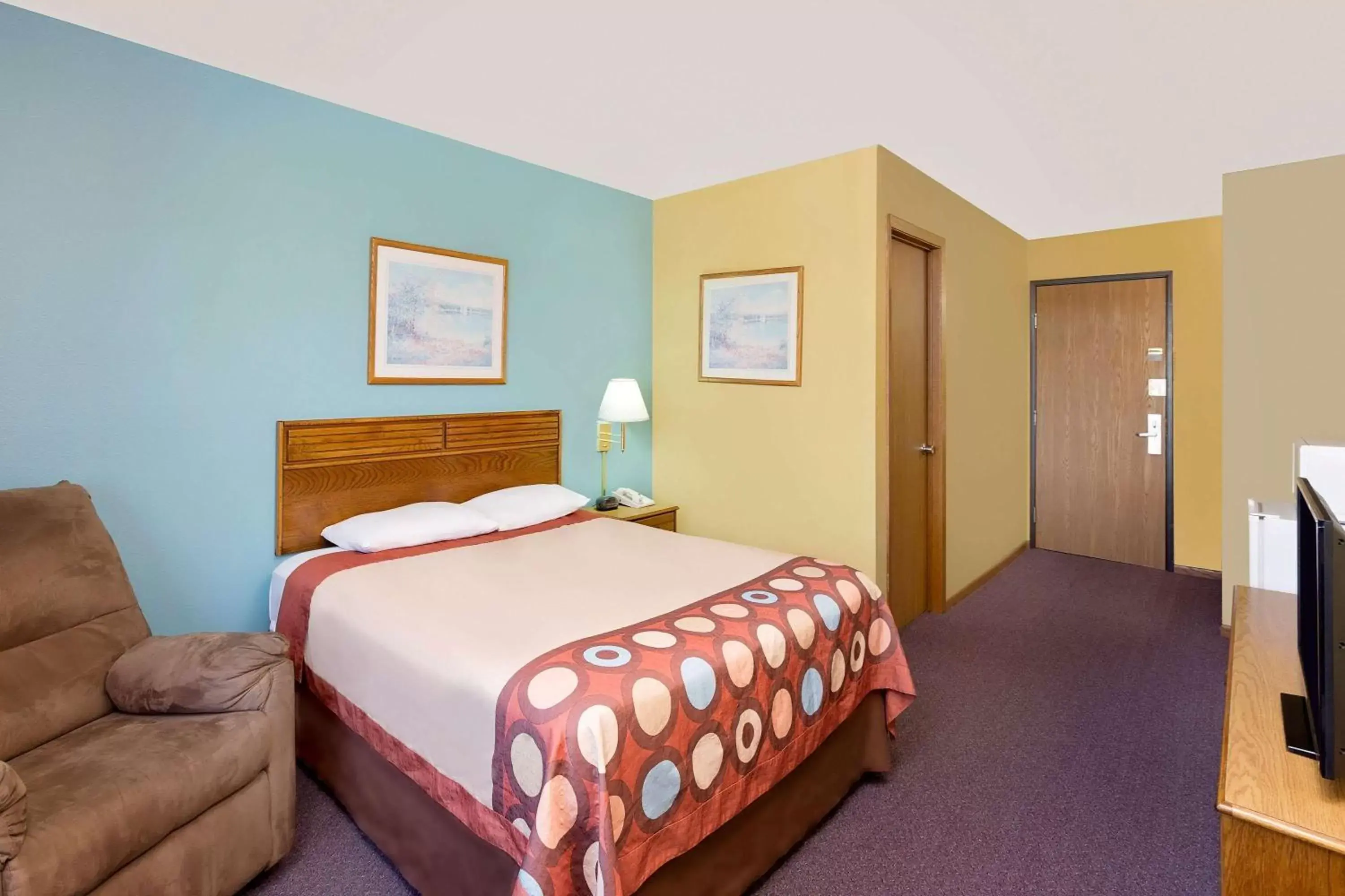 Photo of the whole room, Bed in Super 8 by Wyndham Dyersville