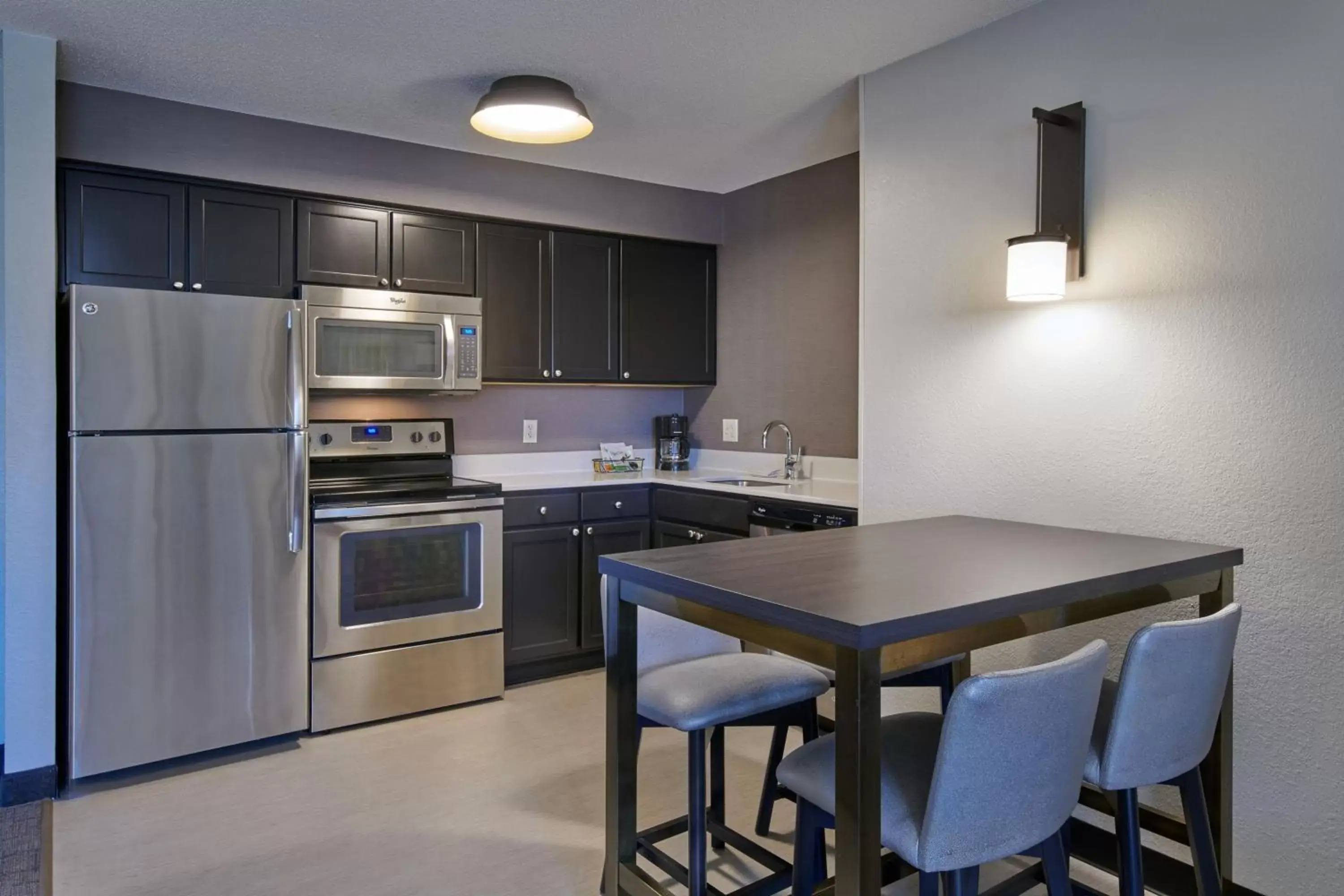 Bedroom, Kitchen/Kitchenette in Residence Inn by Marriott Detroit / Novi