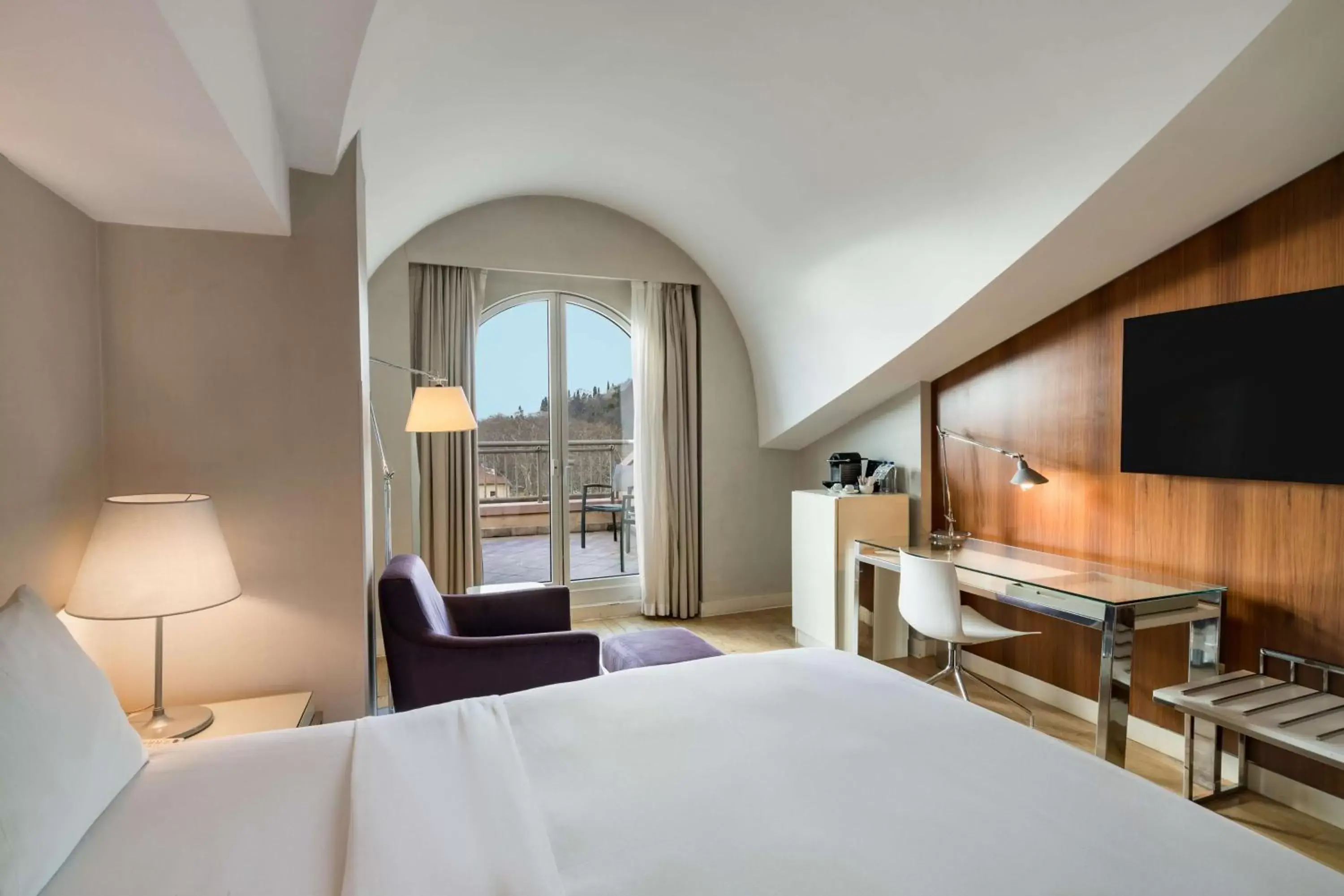 Bedroom, TV/Entertainment Center in Radisson Blu Bosphorus Hotel