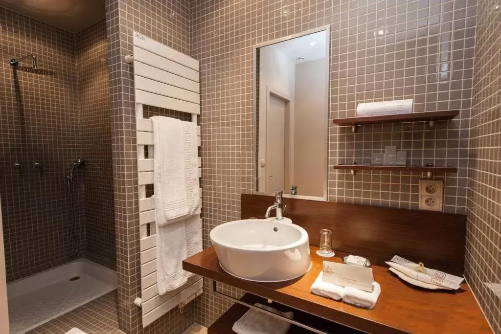 Bathroom in Hotel Château Des Alpilles