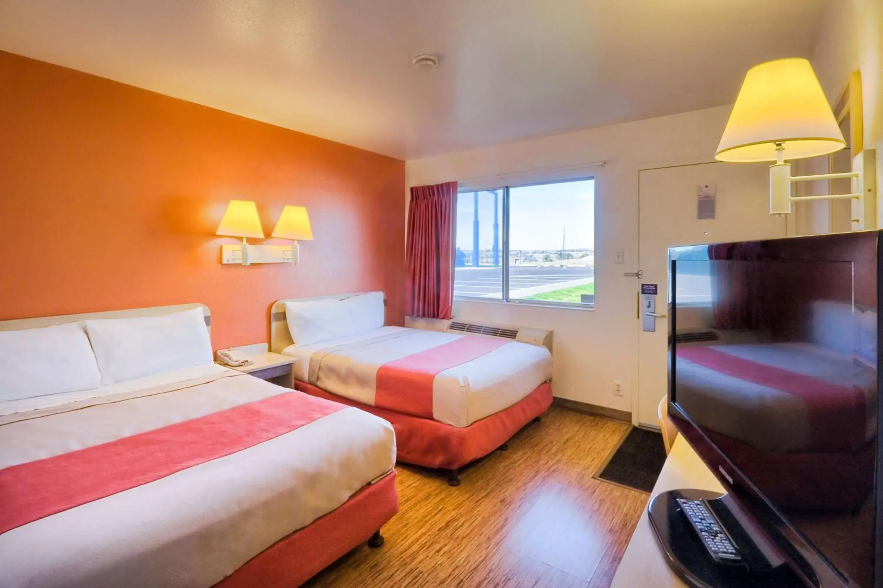 TV and multimedia, Bed in Motel 6-Pendleton, OR TV and multimedia, Bed in Motel 6-Pendleton, OR