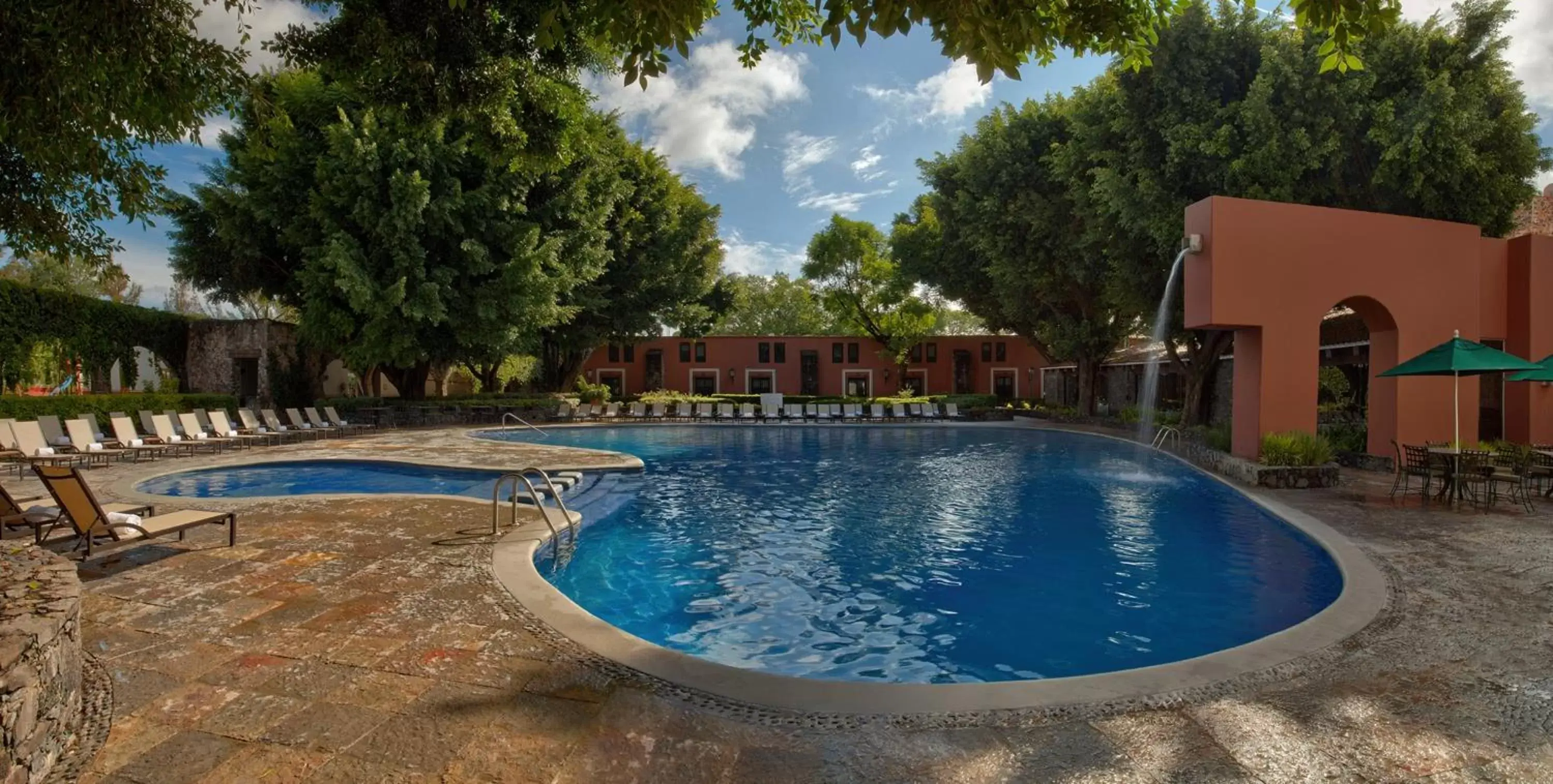 Swimming Pool in Hacienda Jurica by Brisas