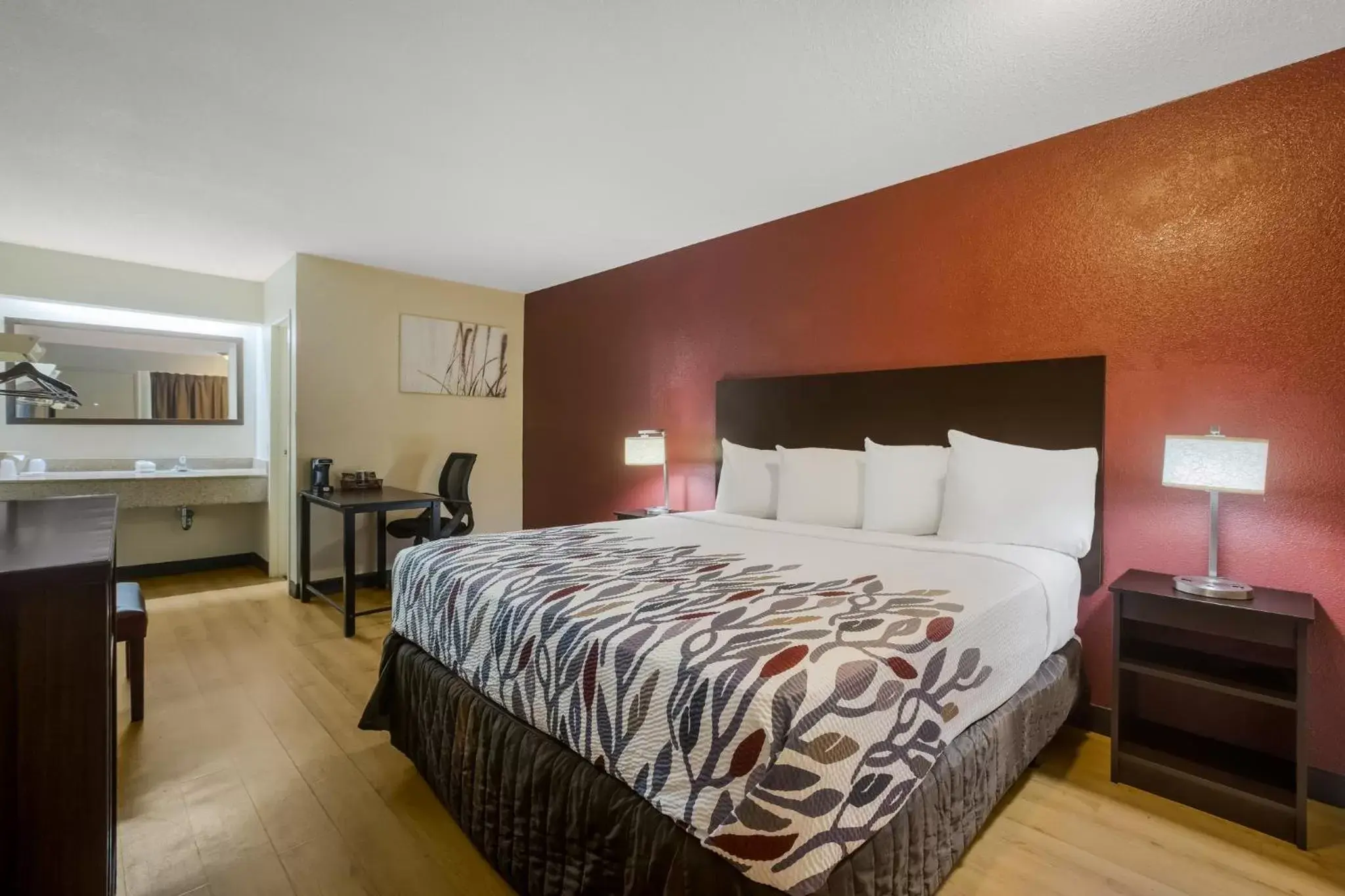 Photo of the whole room, Bed in Red Roof Inn Atlanta South - Morrow