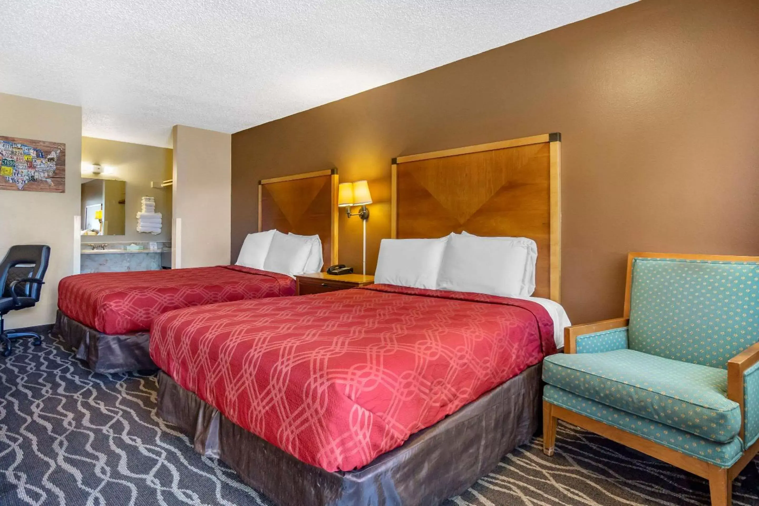 Photo of the whole room, Bed in Econo Lodge Ellensburg