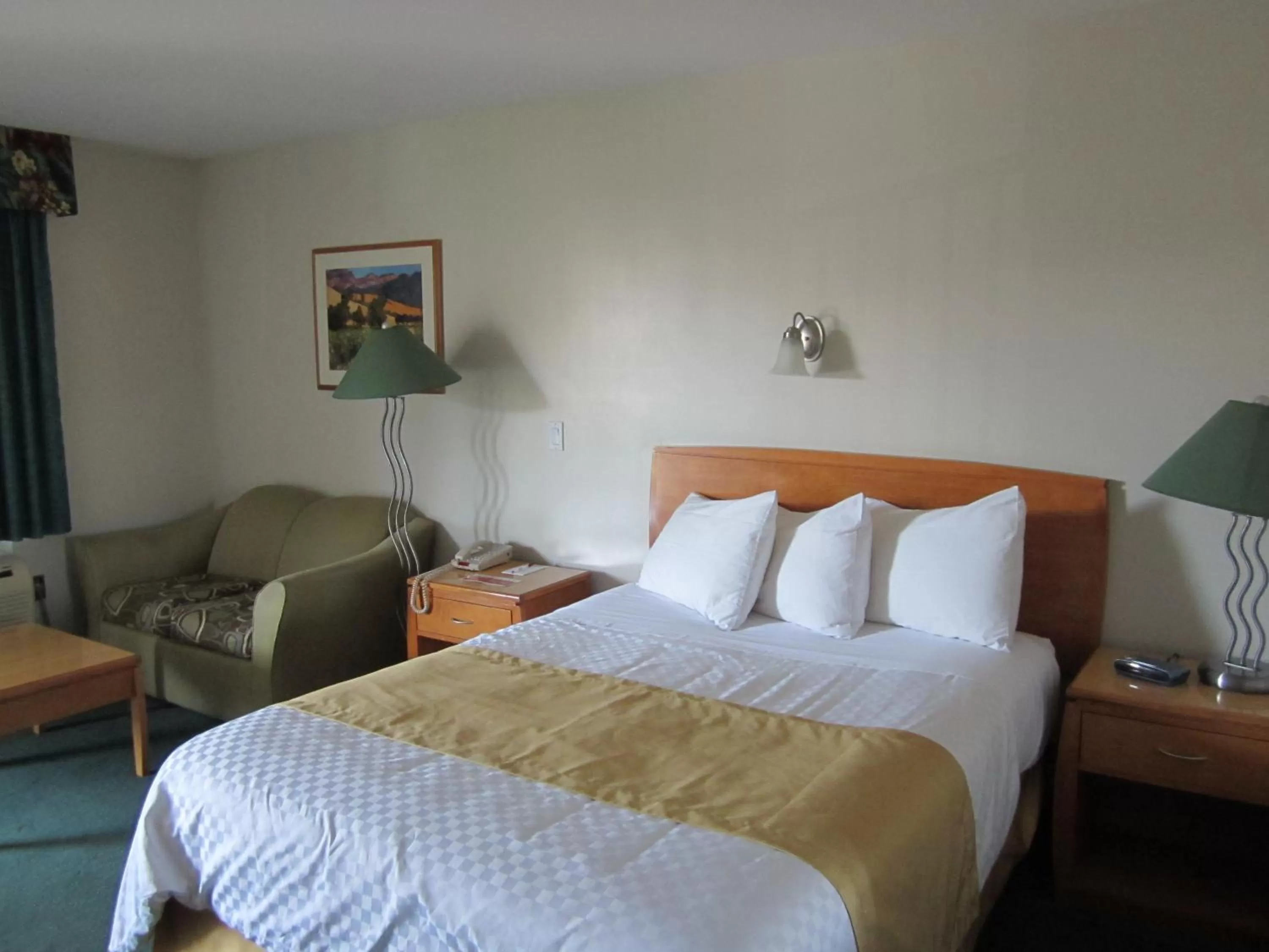 Bed in Ramada Merritt