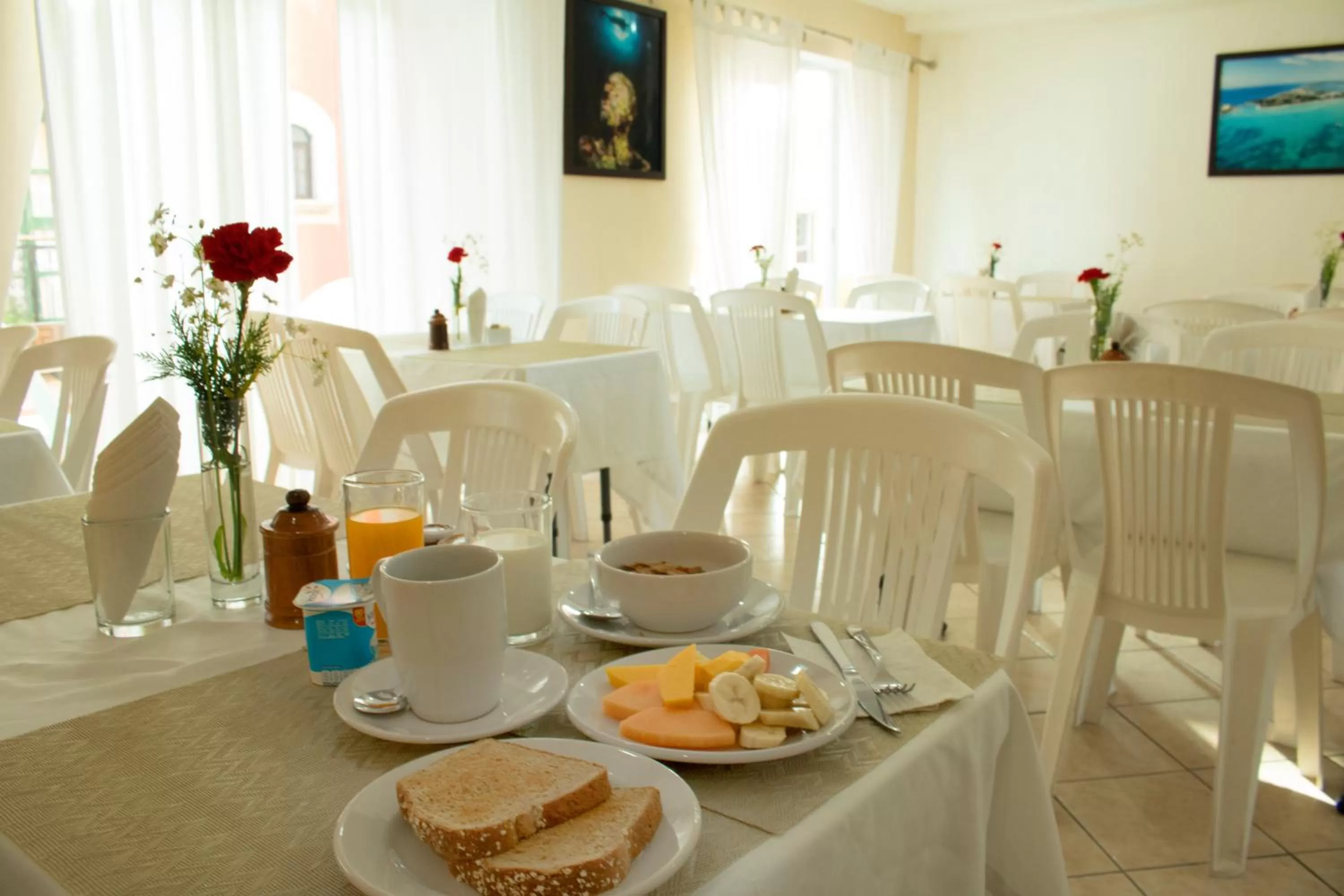 Property building, Restaurant/Places to Eat in Hotel Bucaneros Isla Mujeres