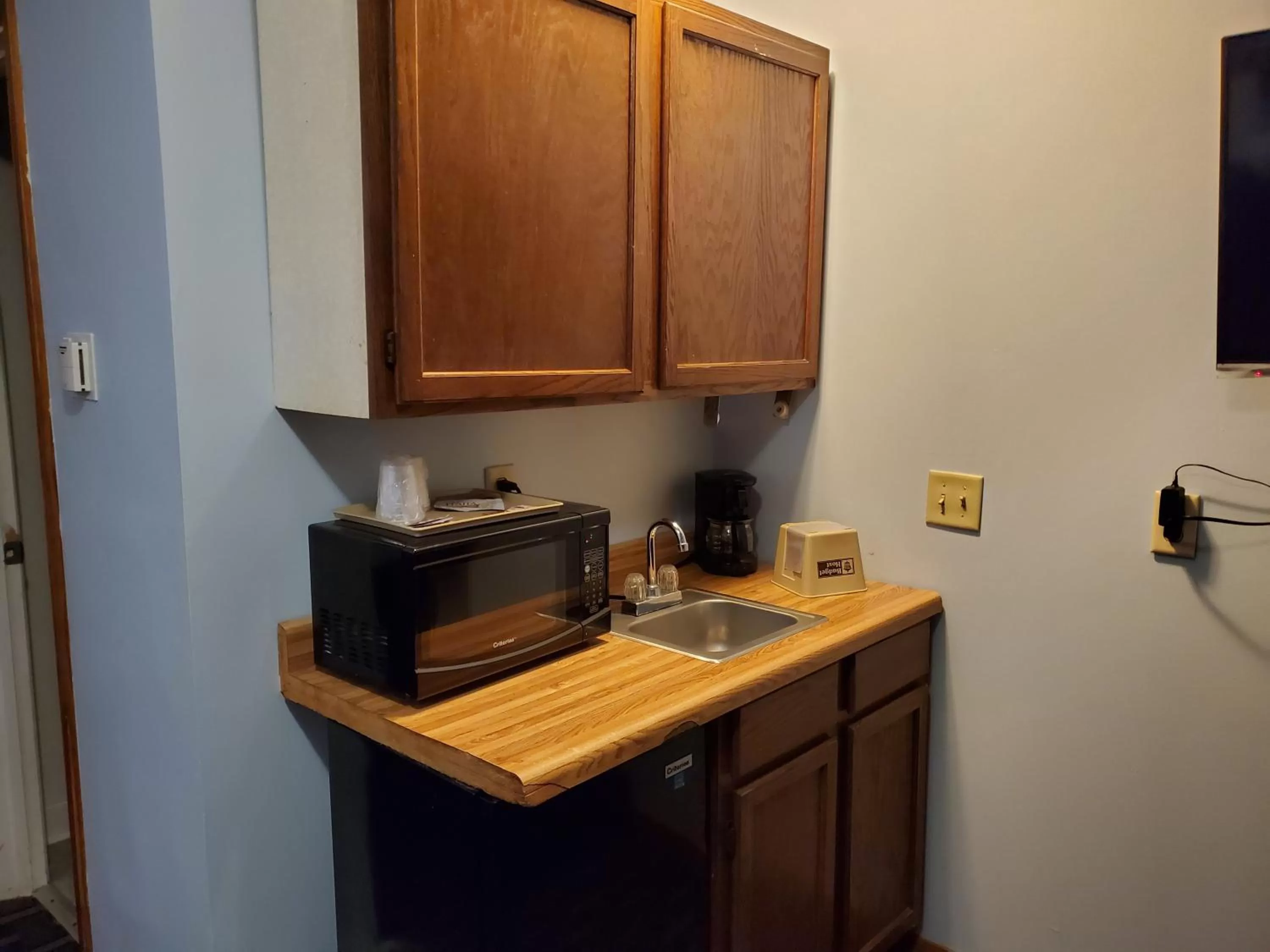 Coffee/tea facilities in Budget Host Inn Fridley